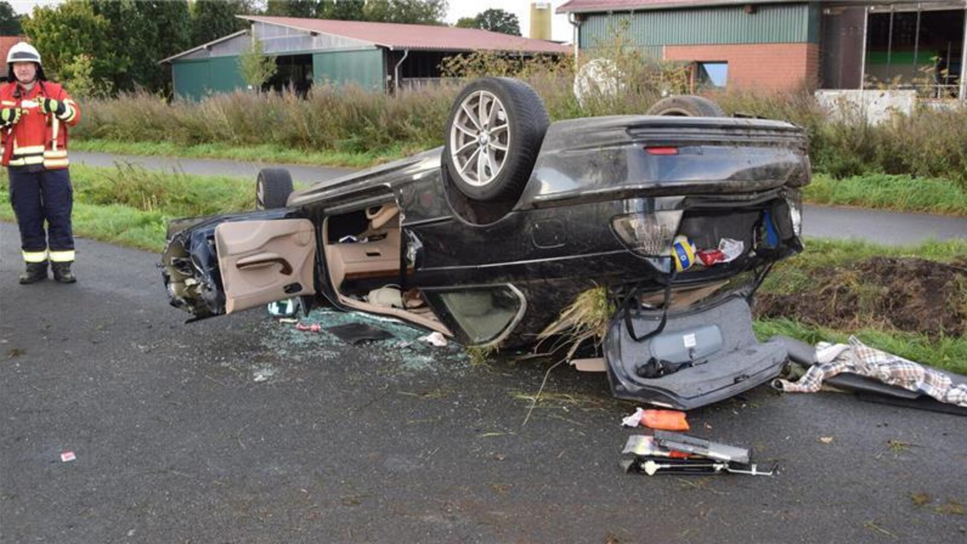 Der BMW 325CI überschlug sich auf der K53, nachdem der Fahrer in den Graben am Straßenrand gefahren war. 