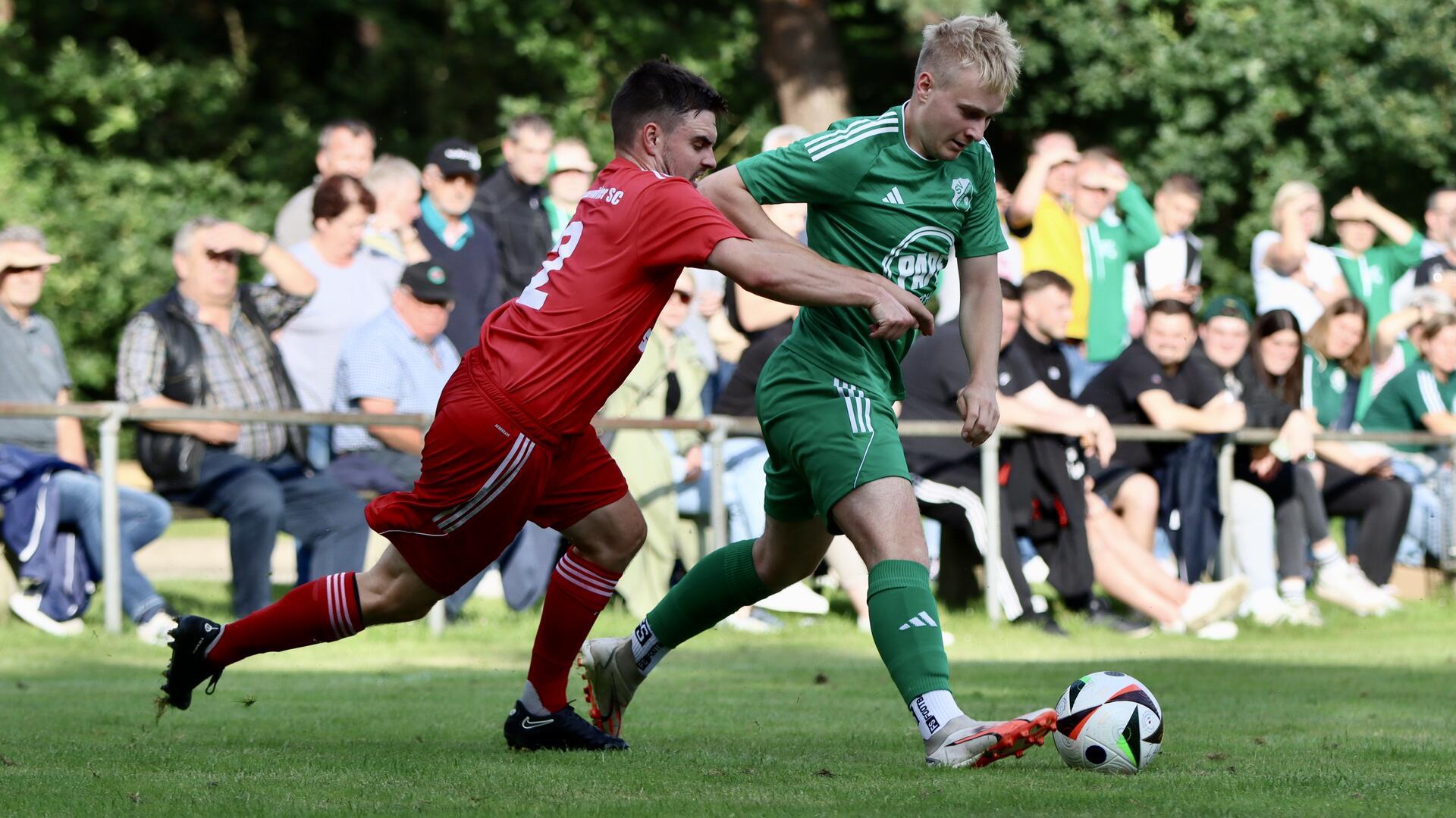 Der BSC - hier mit Lukas Hincke (li.) gegen Lasse Holsten - verlor gestern das Bezirkspokalderby beim SV Anderlingen nach Elfmeterschießen.