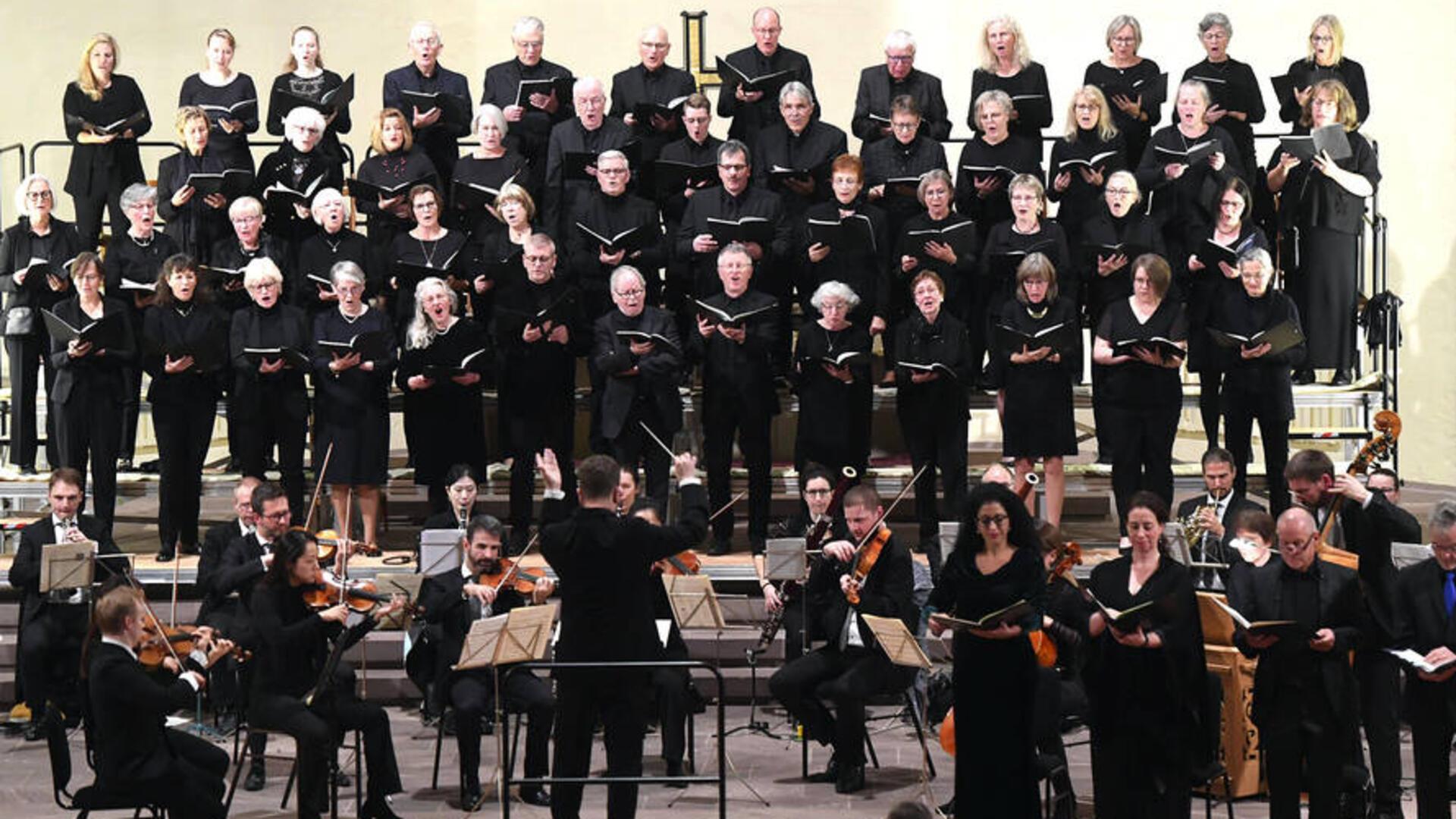 Der Bach-Chor Bremerhaven an der Bürgermeister-Smidt-Gedächtnis-Kirche wird seit 2014 geleitet von Landeskirchenmusikdirektor David Schollmeyer. Der Chor feiert dieses Jahr sein 60-jähriges Bestehen. Hier eine Aufnahme der großen Beethoven-Missa im November 2023.