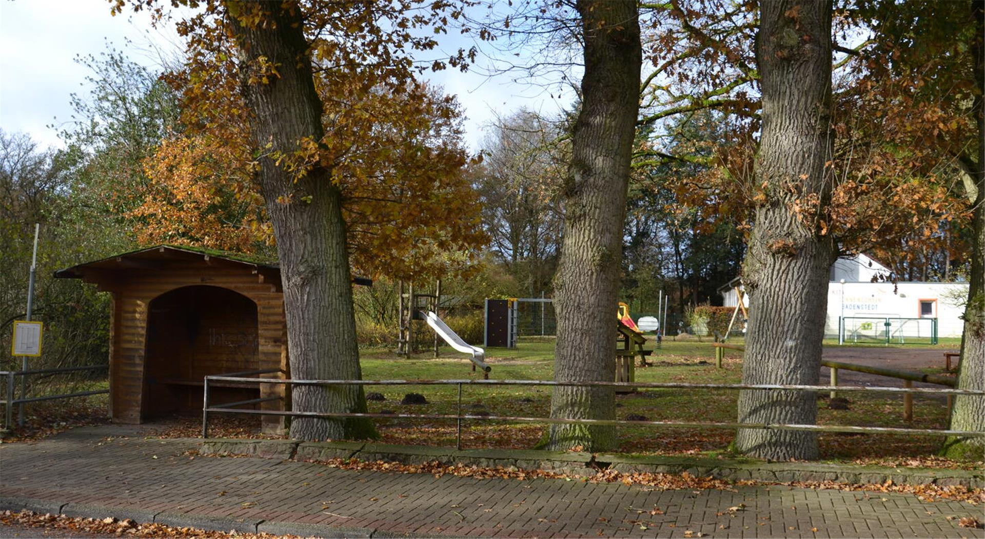 Der Badenstedter Dorfplatz mit Kita, Spielplatz und Bushaltestelle