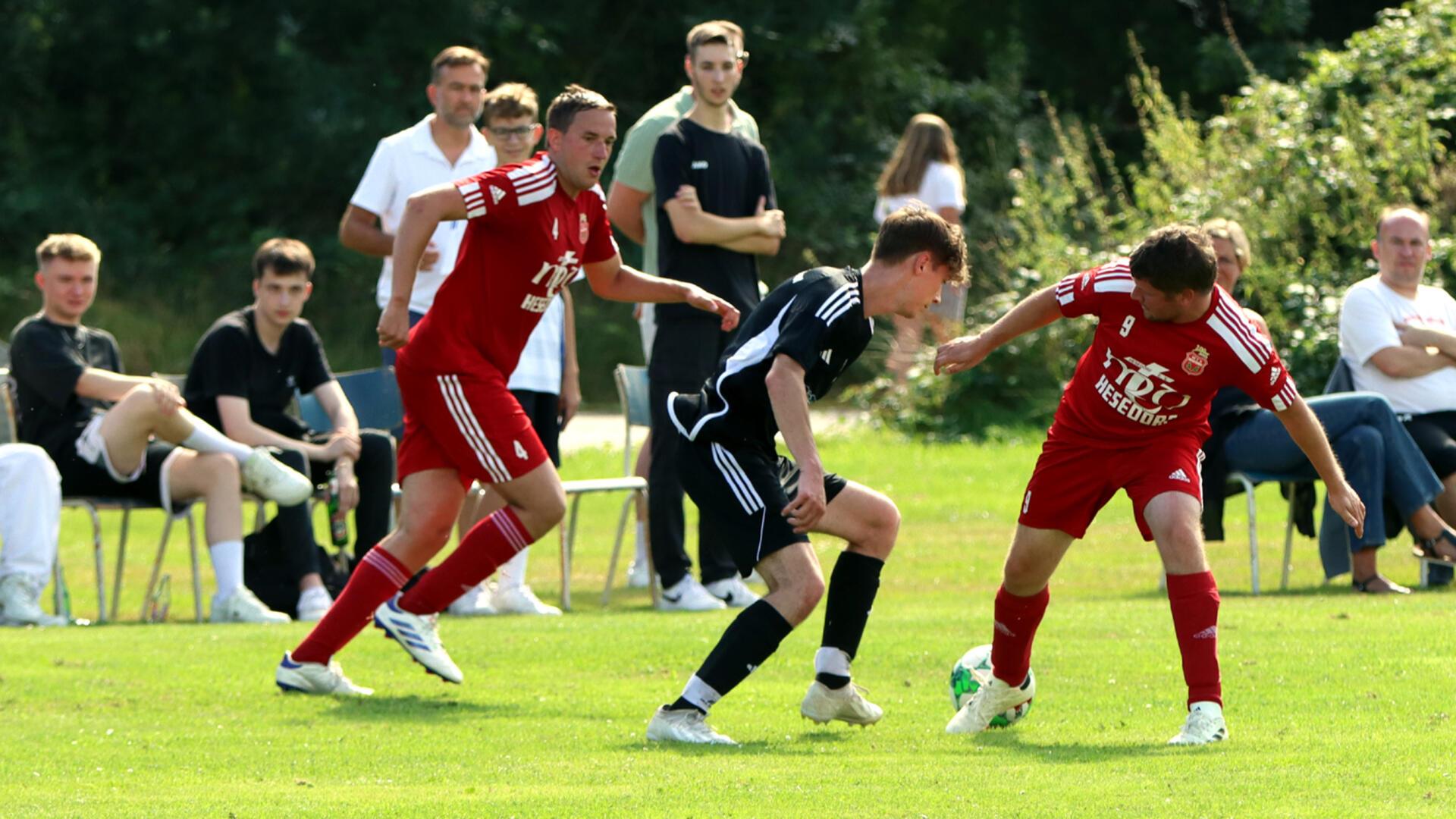 Der Basdahler Marvin Söhl (Mitte) vernascht gleich zwei Gegenspieler und feiert am Ende ein 2:2.