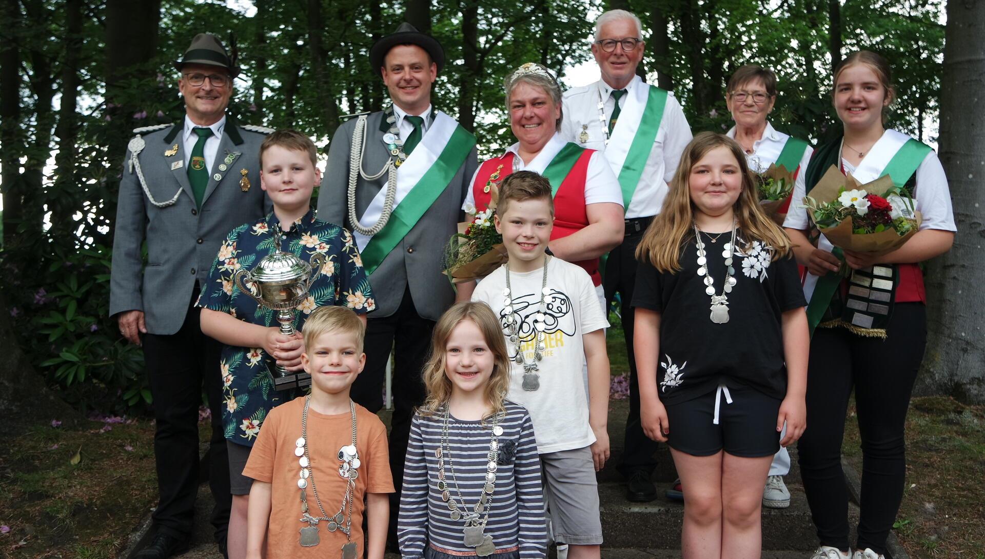 Der Basdahler Schützenpräsident Reinhard Seffner (links) freute sich am Sonntag mit den neuen Majestäten der Schützengesellschaft.