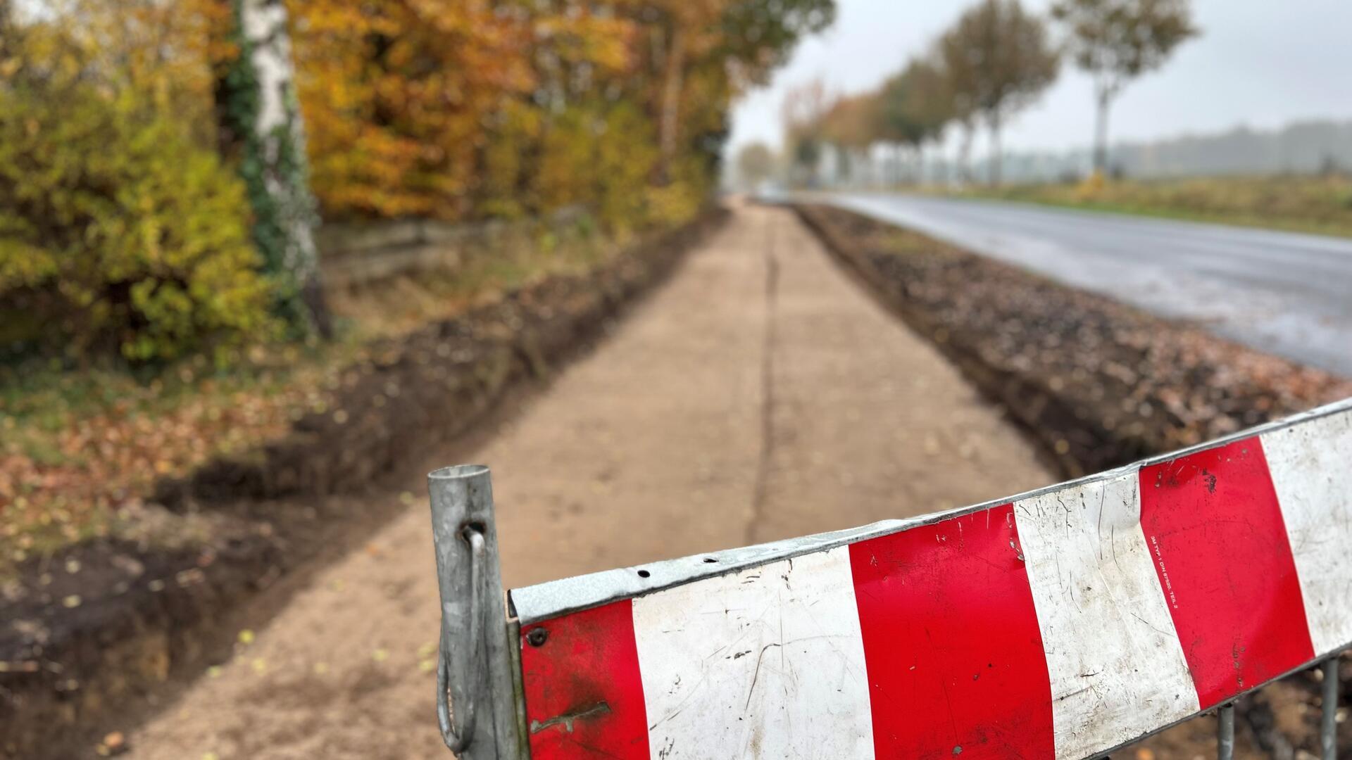 Eine Absperrung steht vor einer Baustelle.