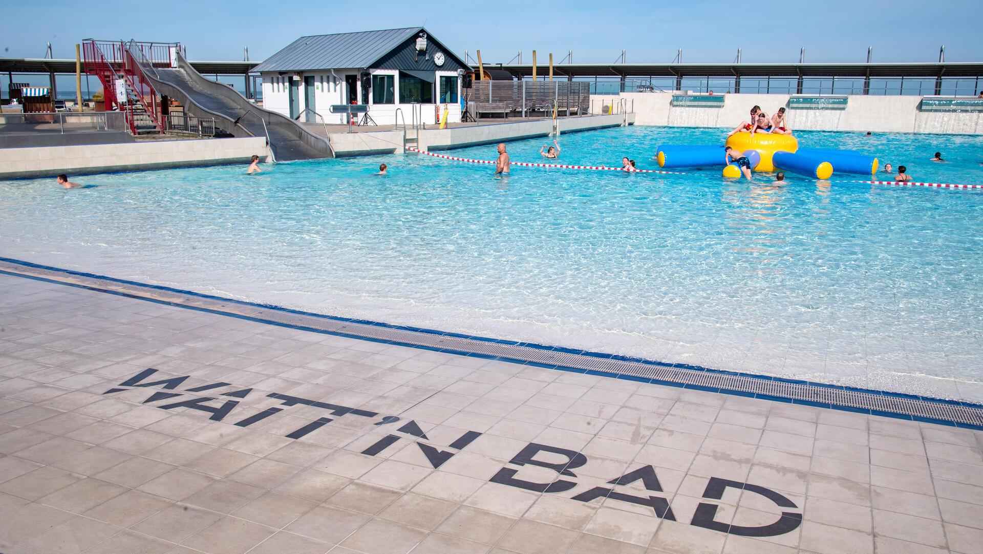 Schwimmbecken im Freibad Watt'n Bad