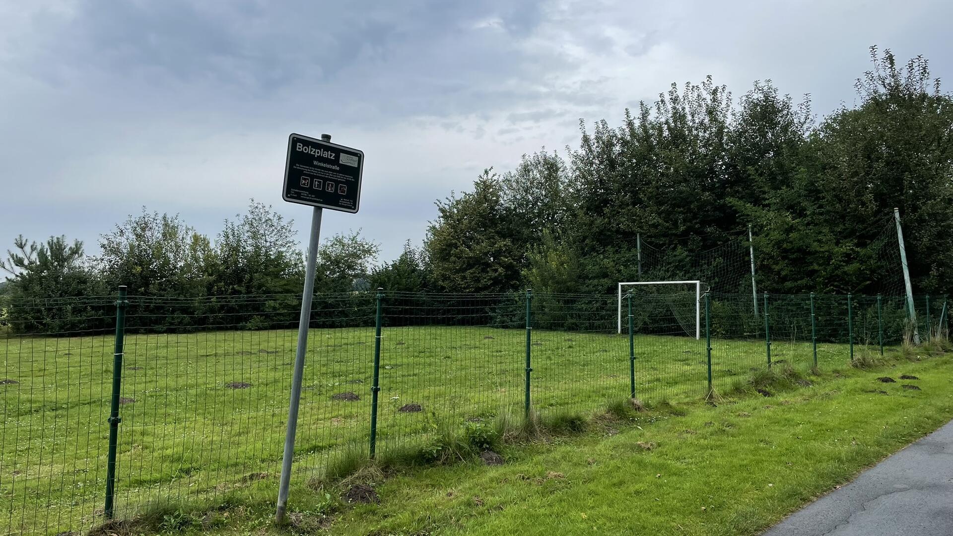 Ein Bolzplatz mit einem Fußballtor.