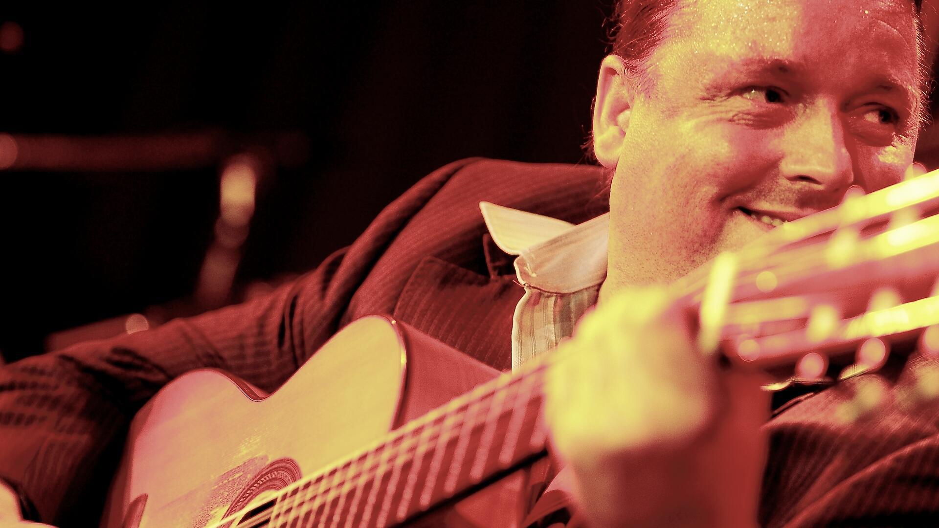 Der Bremer Gitarrenvirtuose Tim Schikoré und der aus Lissabon stammende Sänger José dos Santos vereinen Flamenco und Fado mit Latin und Jazz auf technisch höchstem Niveau.