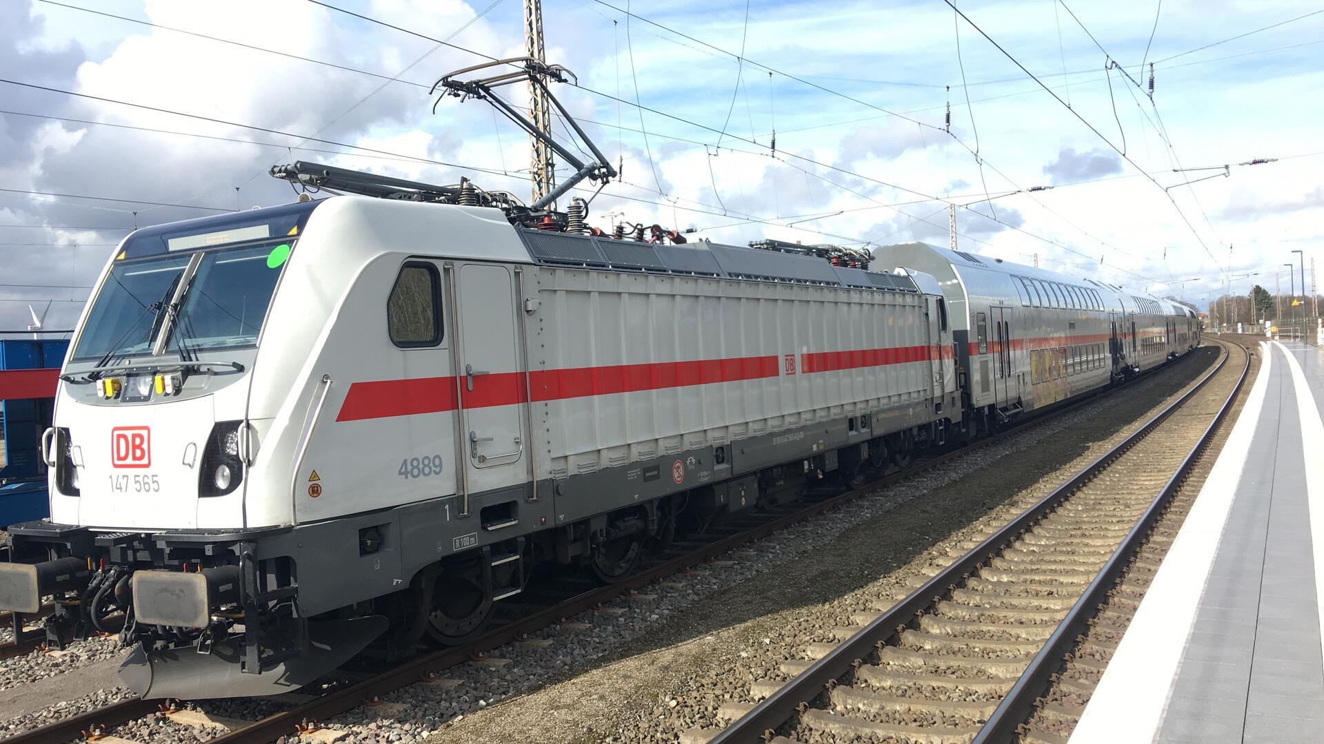 Intercity-Zug am Bahnsteig.