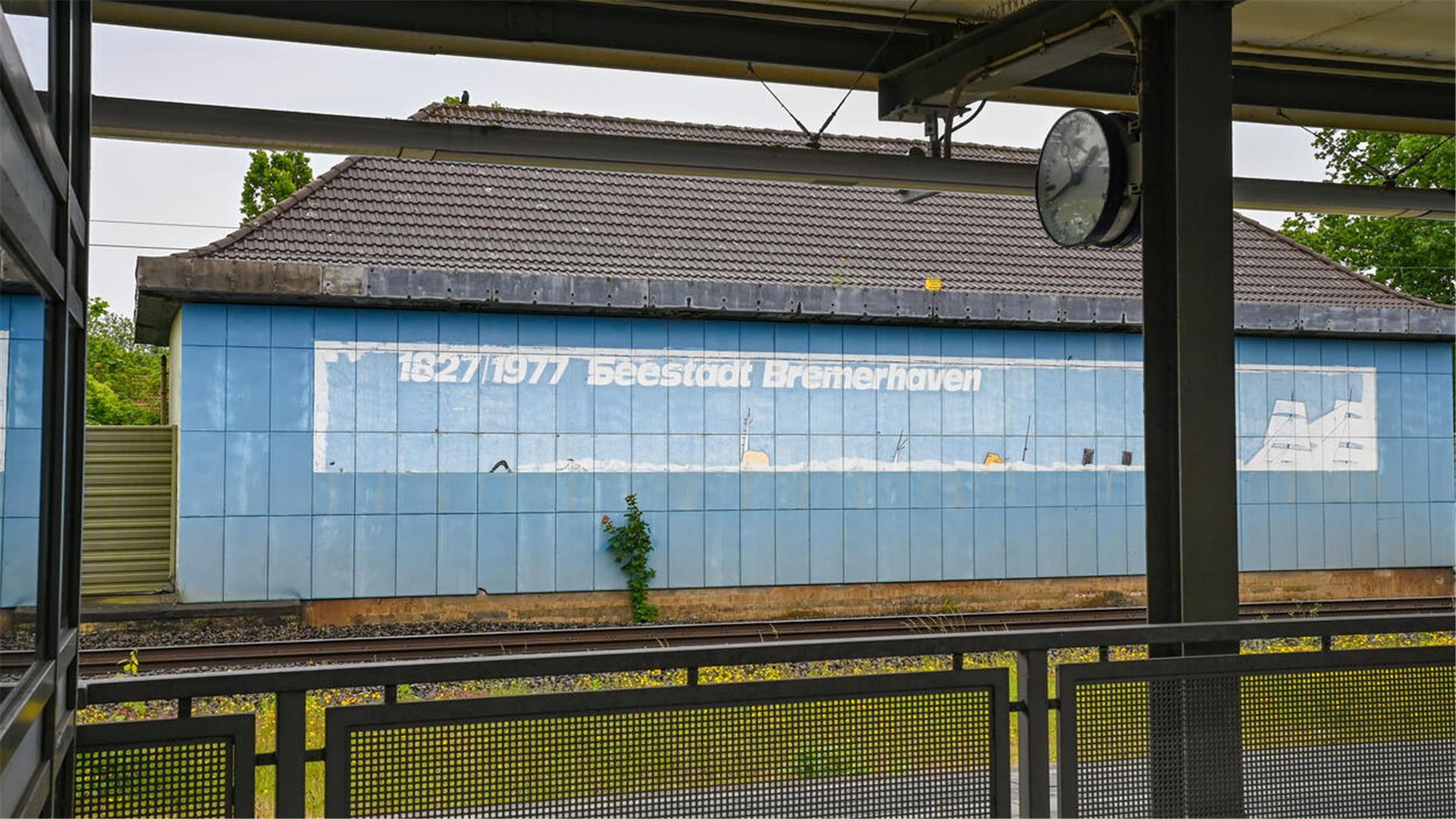 Abgeblätterte Werbung der Stadt zum Stadtjubiläum 1977