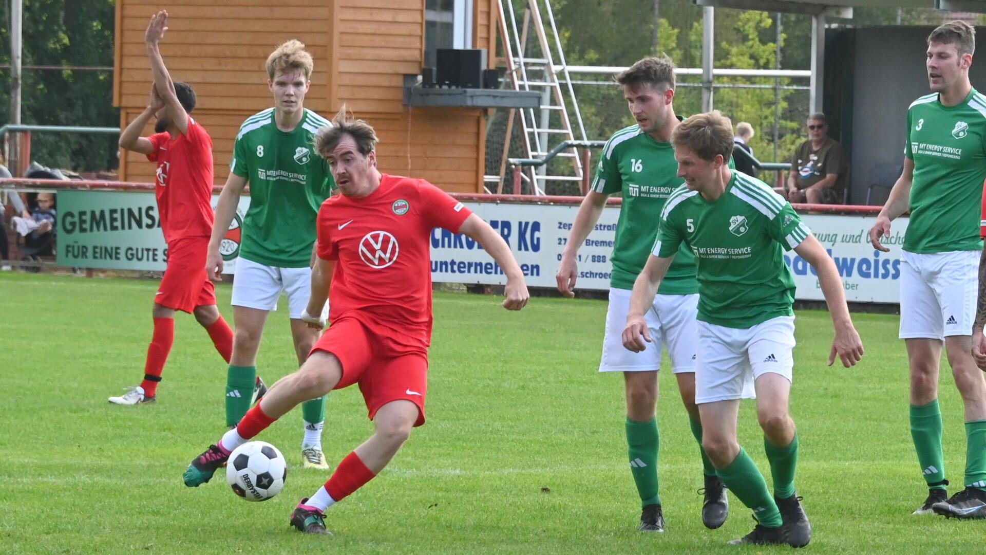 Der Bremervörder SC II, hier mit Melvis Nuhanovic am Ball, betrieb Chancenwucher. Der 3:0-Sieg gegen Anderlingen II hätte deutlich höher ausfallen können.