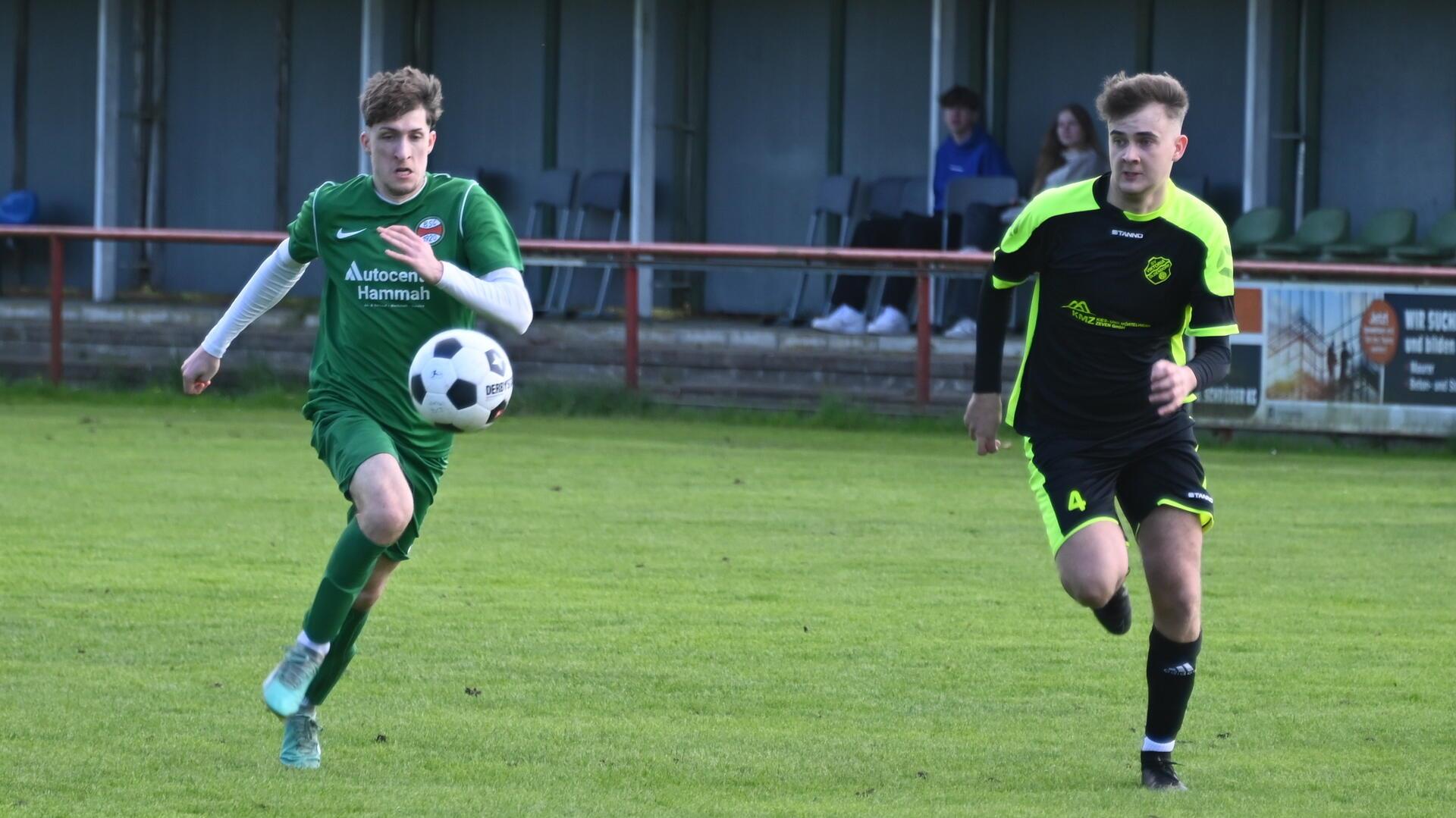 Der Bremervörder SC II - hier mit dem 2:0-Torschützen Denis Lucaci (links) - gewann das Verfolgerduell gegen Oldendorf II.