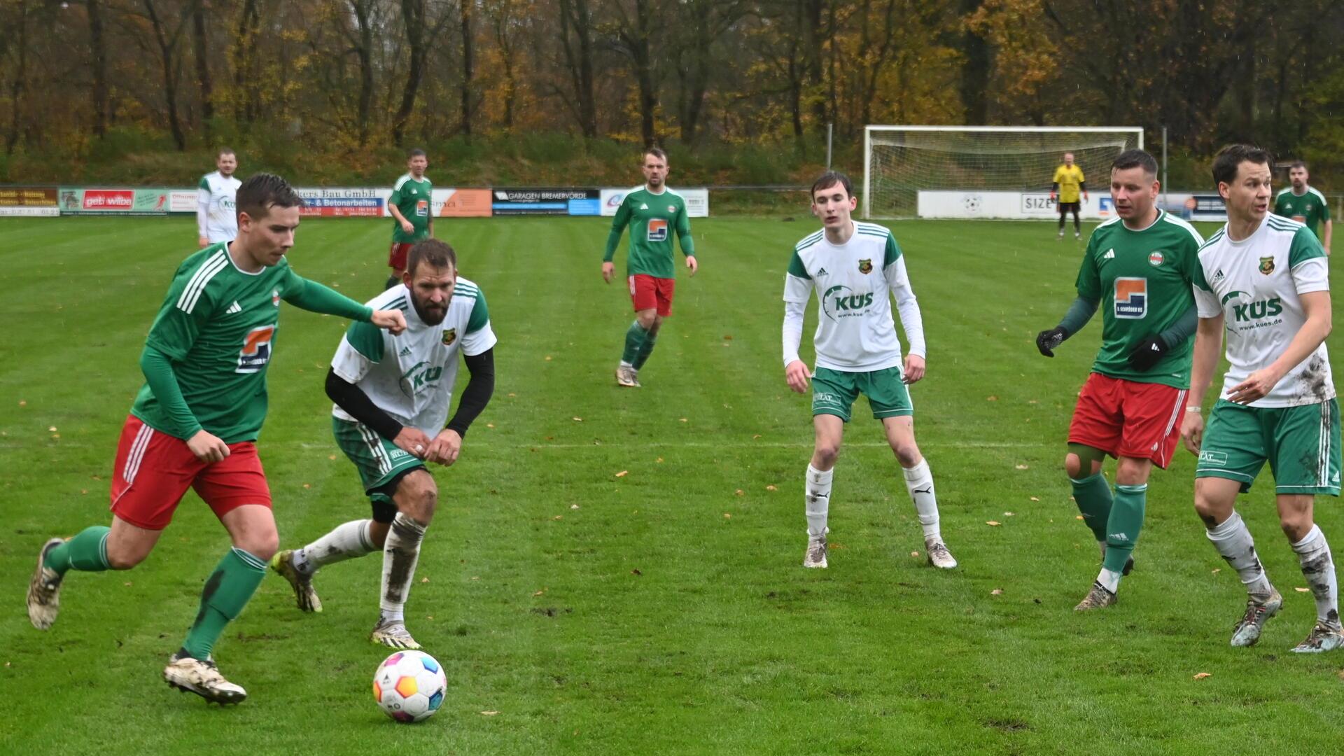 Der Bremervörder SC, hier mit Edgar Moderau am Ball, bot eine schwache erste Halbzeit und kassierte bis zur Pause vier Gegentore.