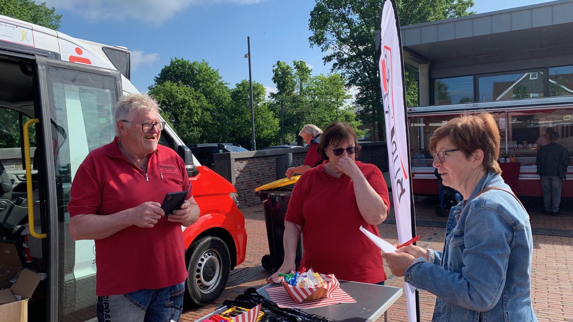 Der Bürgerbusverein Gnarrenburg hatte anlässlich seines zehnjährigen Bestehens einen Infostand auf dem Wochenmarkt.