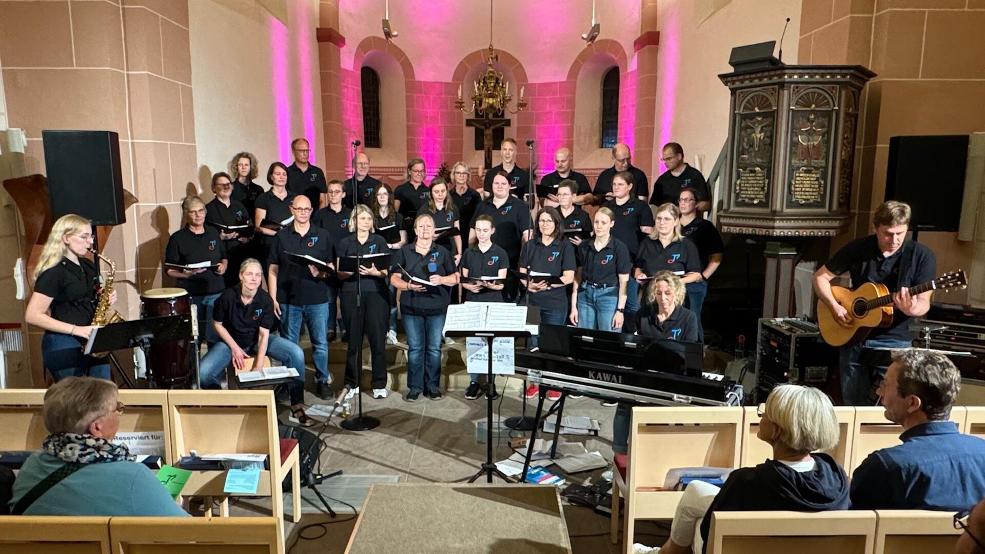 Chor-Sängerinnen und Sänger, Musiker und Besucher in der Zevener St.-Viti-Kirche