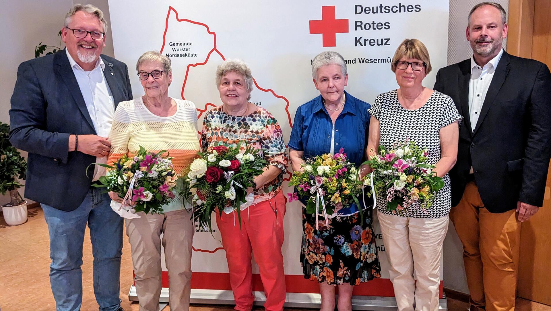 Der DRK-Kreisverband Wesermünde dankt den verdienten Mitgliedern für ihr Engagement. Präsident Jörg-Andreas Sagemühl, Monika Heine, Ingrid Bürger, Renate Rohde, Hilke Jachens und Geschäftsführer Hennig Dageförde (v.r.n.l.) freuten sich über die Auszeichnungen.