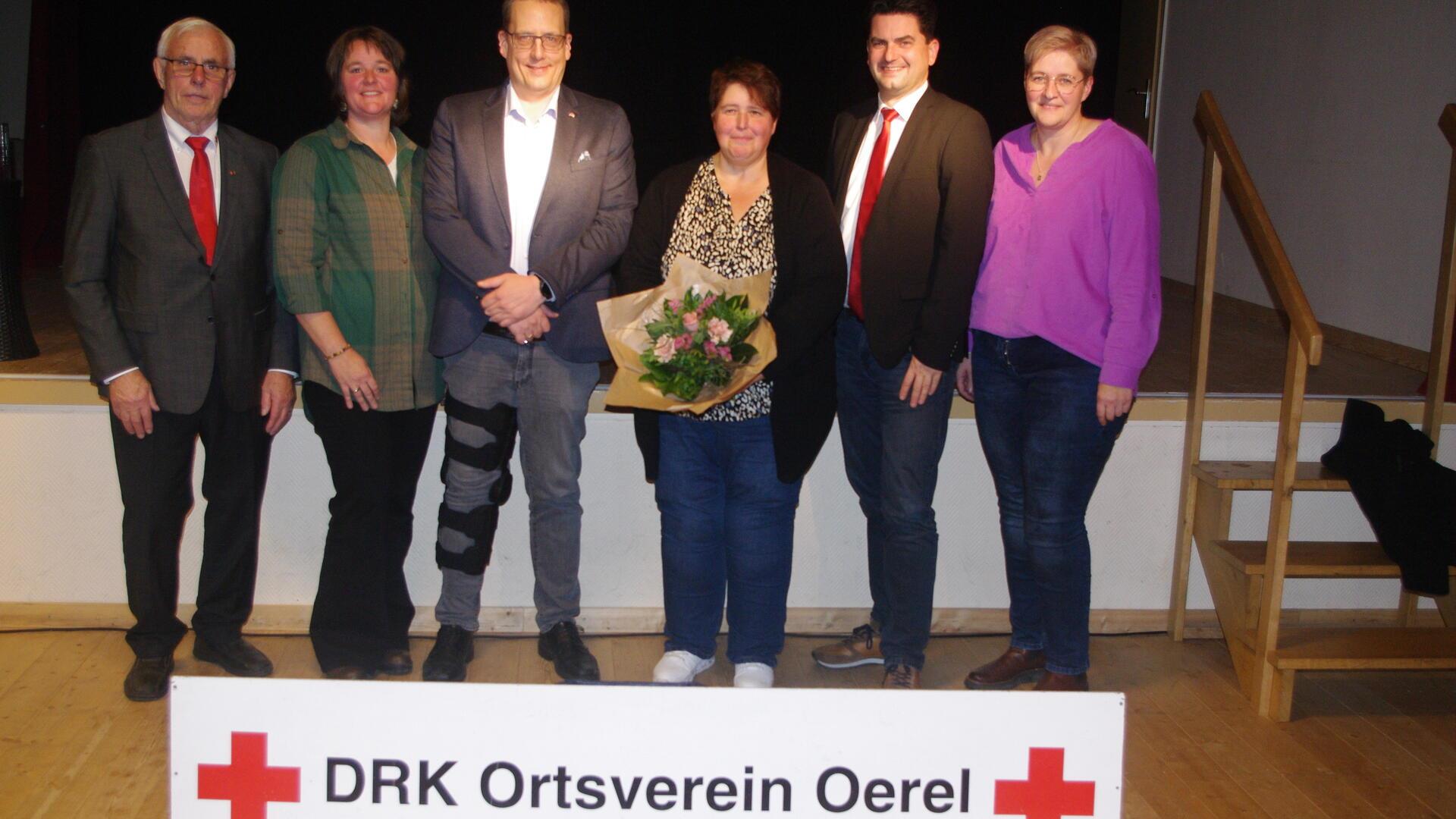 Der DRK-Ortsverband Oerel mit seinen Ehrengästen. Johann Roggenkamp (von links), Gitta Wulf, Gemeindebürgermeister Marco Noetzelmann, die erste Vorsitzende Meike Riggers, DRK-Kreiskassenführer Ingmar Hinners und Birte Haust.