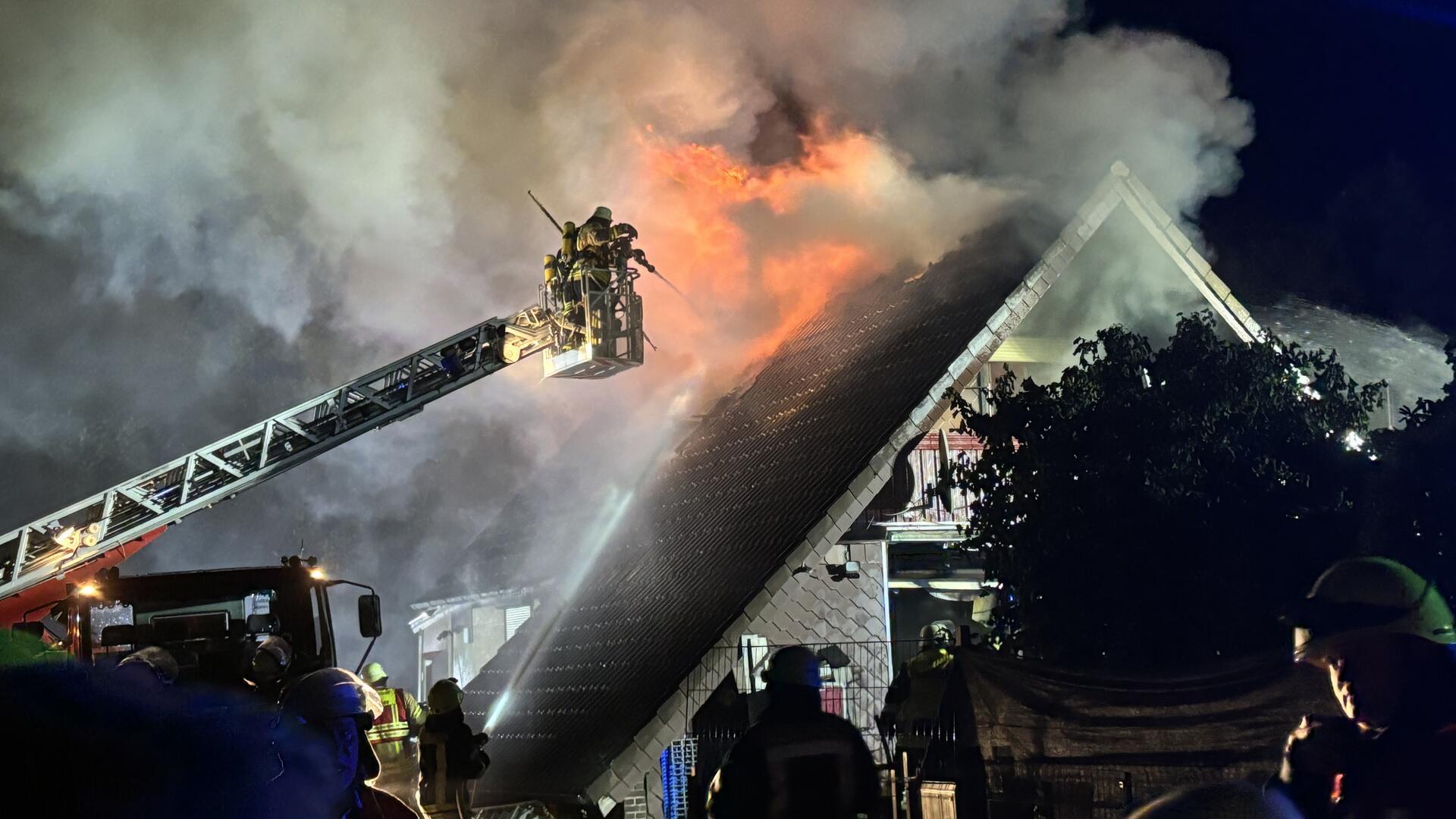 Der Dachstuhl eines Einfamilienhauses in Fintel stand komplett in Flammen.