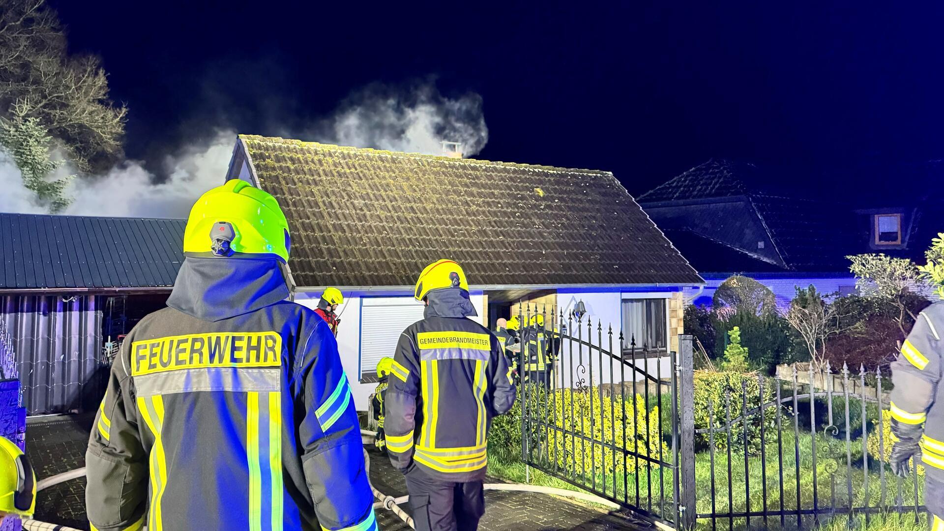 Der Dachstuhlbrand in Hoope am Sonntagabend wurde rasch gelöscht.