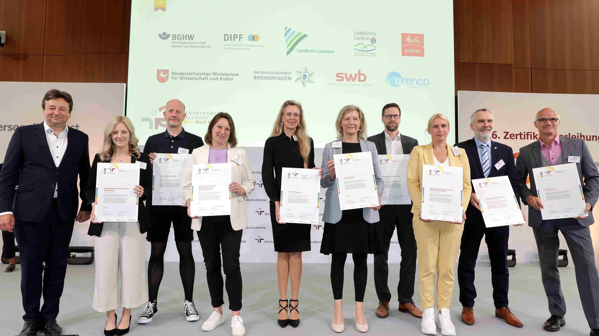 Der Direktor der Ortspolizeibehörde Bremerhaven, Volker Ortgies (2. von rechts), bei der Zertifikatsverleihung zum "audit berufundfamilie +vielfalt" in Berlin.