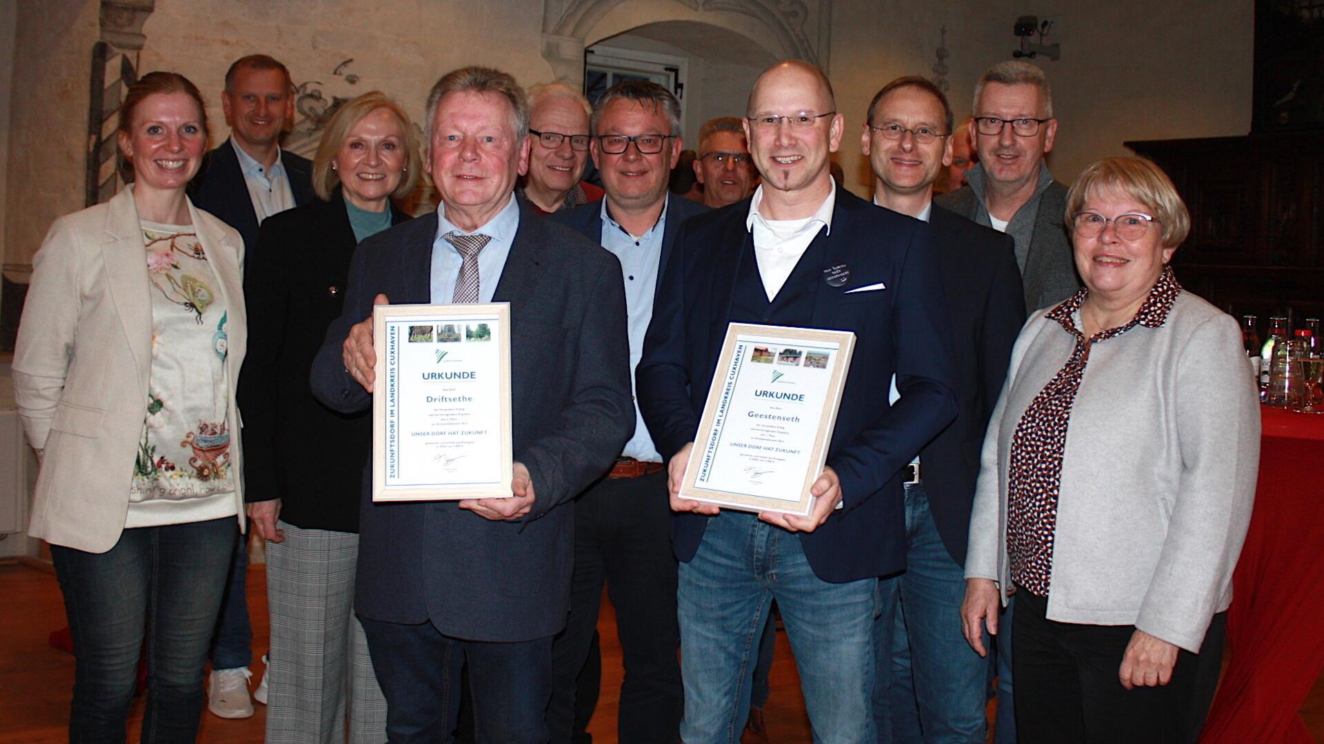 Der Driftsether Ortsbürgermeister Heinz Bührig (Zweiter von links) und der Geestensether Ortsbürgermeister Oliver Härtl (Zweiter von rechts) nahmen mit ihren Delegationen aus den Ortschaften die Siegerurkunden in Empfang.