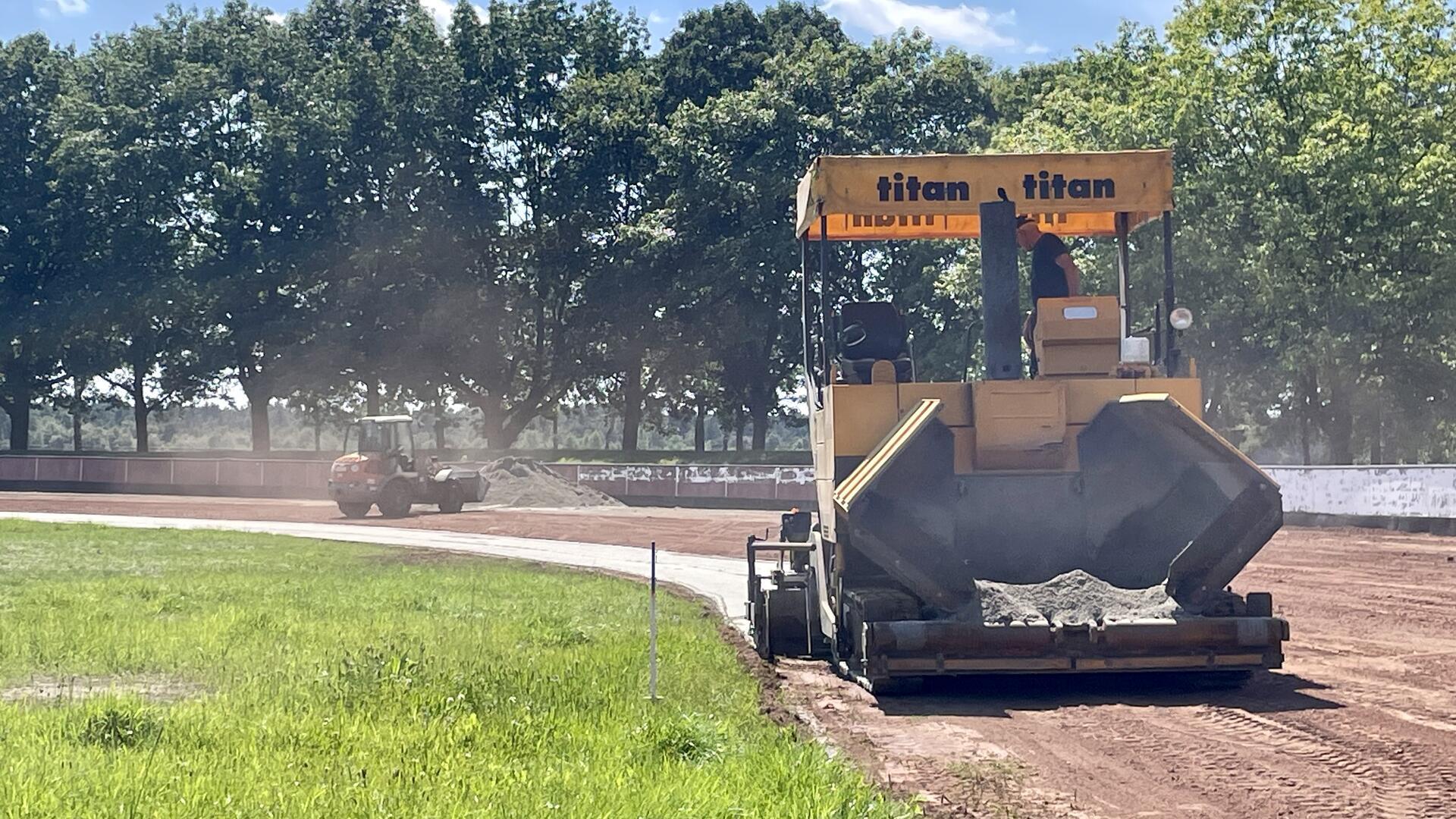 Das Foto zeigt eine Straßenbaumaschine. 