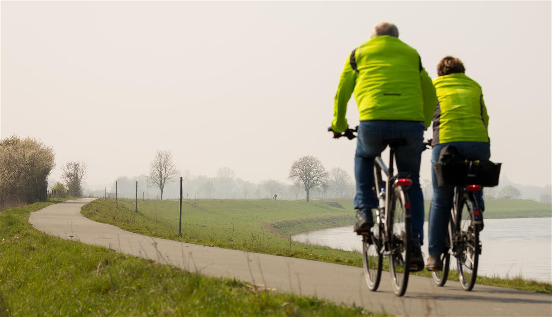 Zwei Radfahrer  an einem Wasser