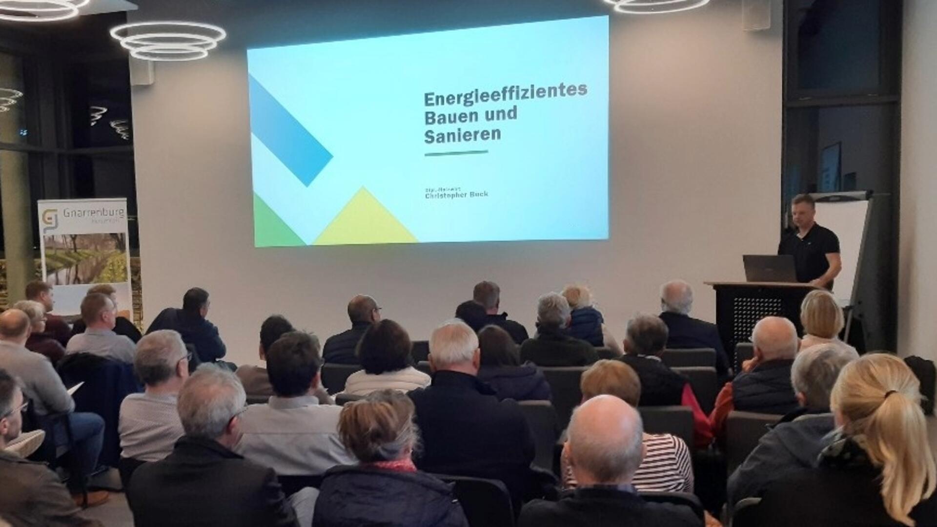 Der Energieberater Christopher Buck informierte am Montagabend im Bürgerhaus über sinnvolle energetische Sanierungsmaßnahmen.