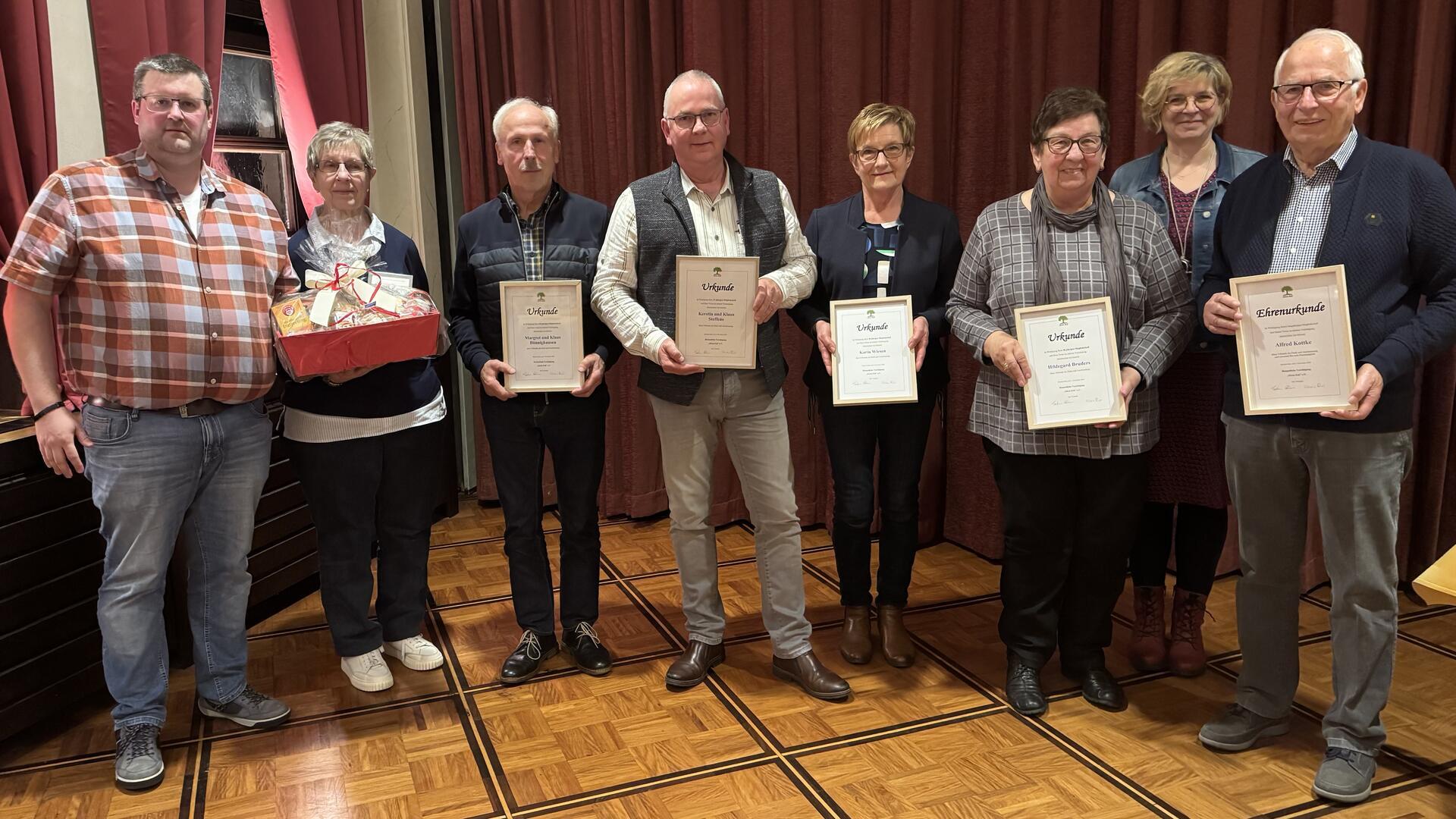 Der Erste Vorsitzende Torben Gliem (links) mit den wiedergewählten und geehrten Mitgliedern Anita Nollmann (von links), Klaus Bönnighausen, Klaus Steffens, Karin Wiesen, Hildegard Bruders, Silvia von Rönn und Alfred Kottke.