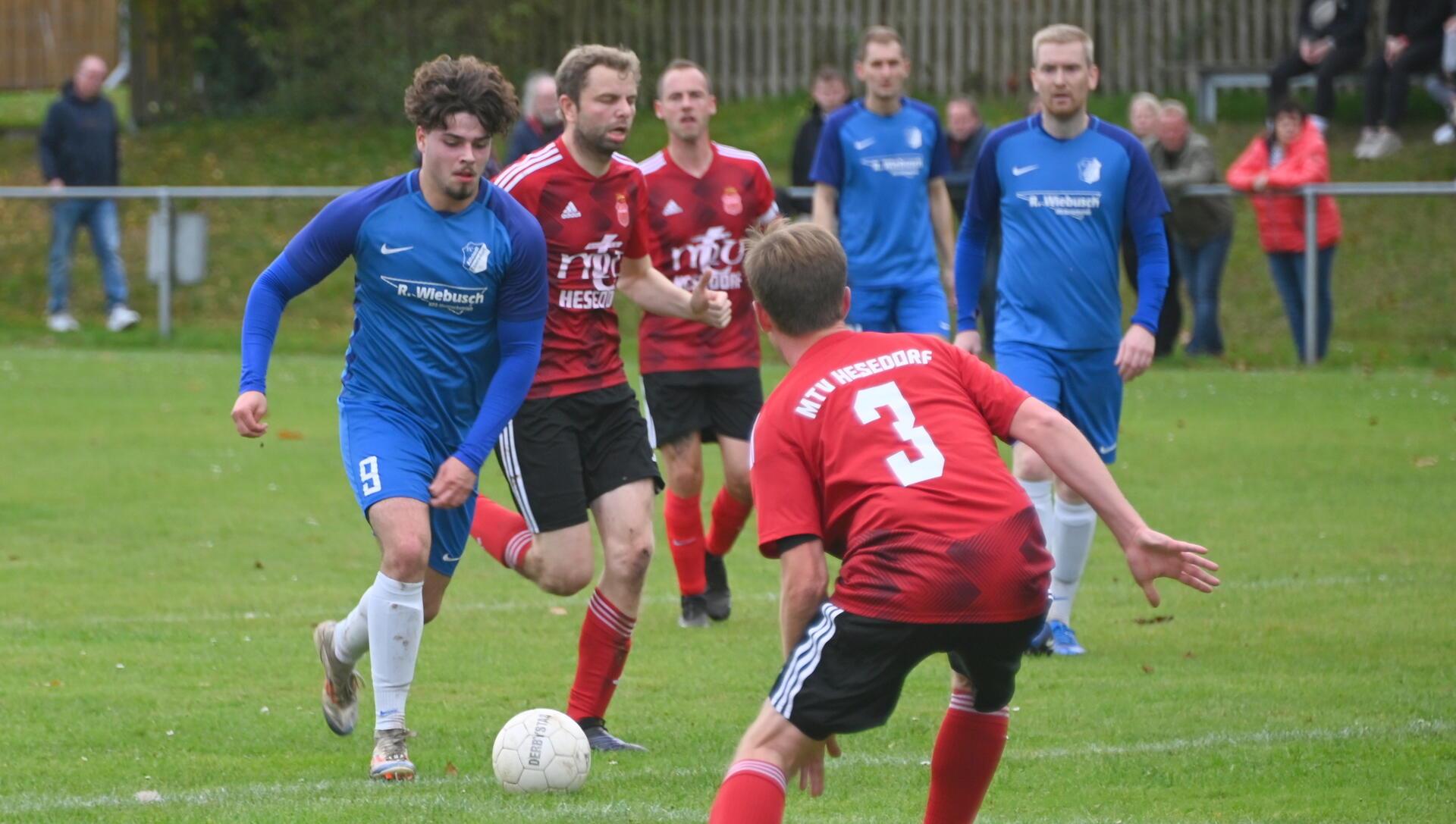 Der FC Alfstedt/Ebersdorf, hier mit Conner Lührs am Ball, dominierte das Kreisliga-Kellerduell.