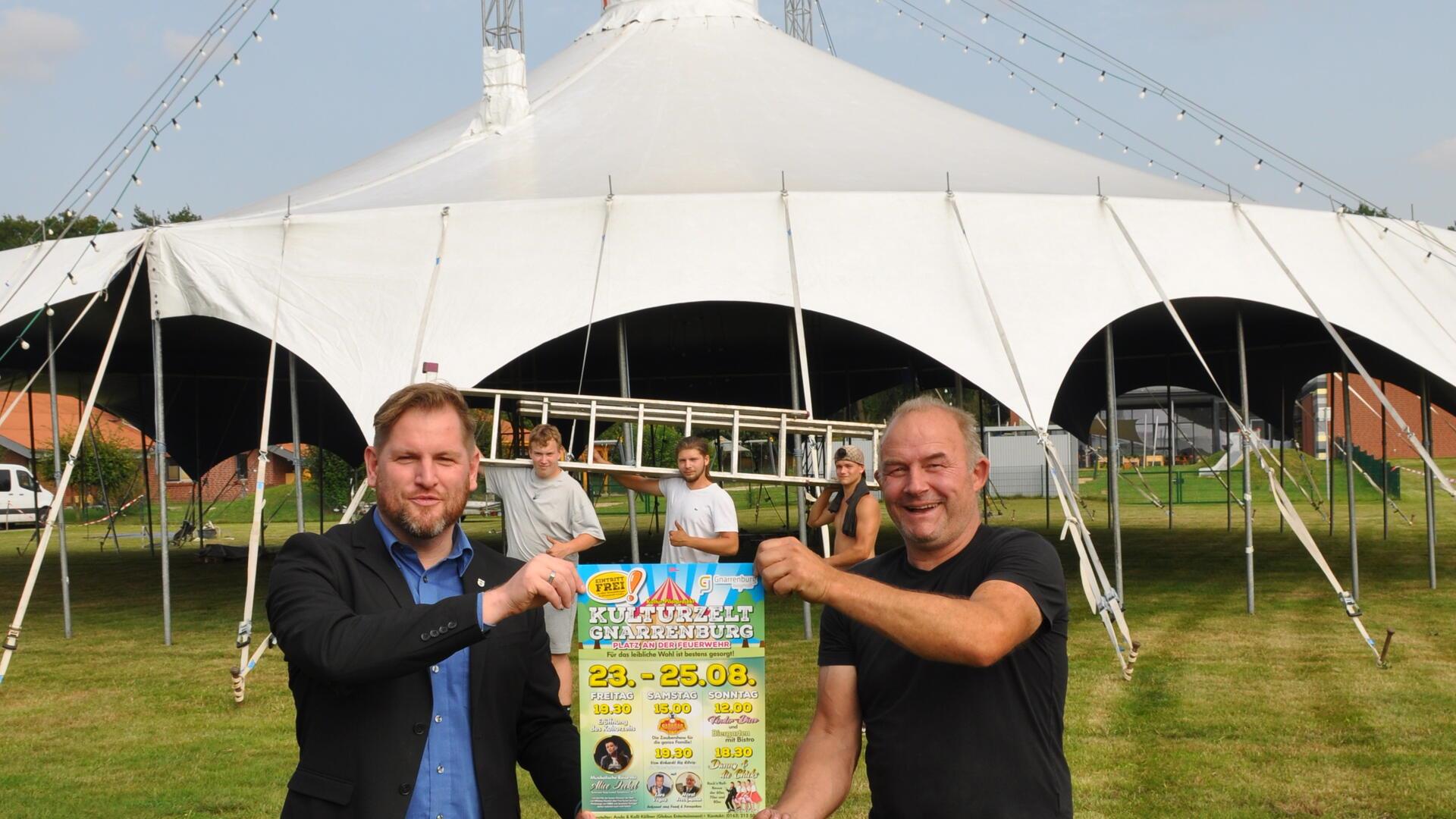 Der Fahrendahler Zirkusunternehmer Kalli Köllner (rechts) und Gemeindebürgermeister Marc Breitenfeld freuen sich auf die fünf Shows im Kulturzelt auf der Feuerwehr-Wiese in Gnarrenburg. Foto: T. Schmidt