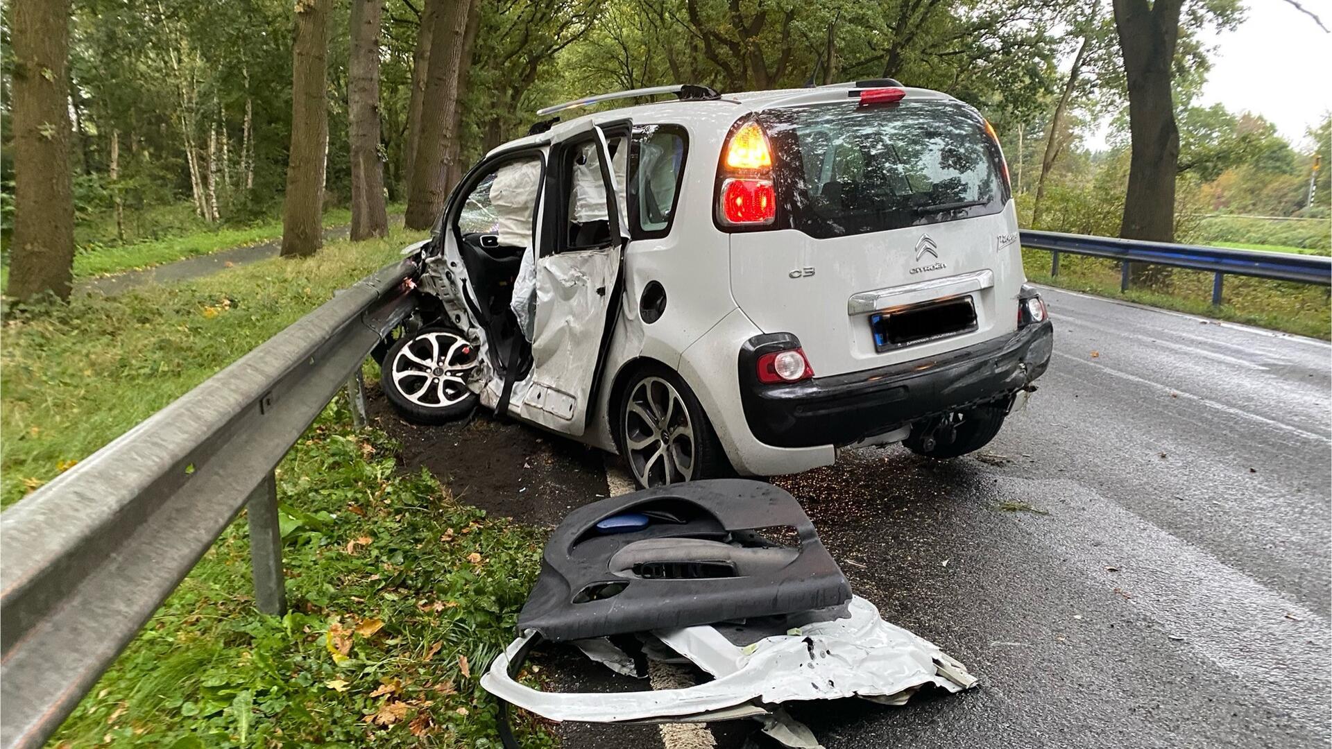 Der Fahrer des Citroën Picasso wurde bei dem Unfall leicht verletzt, sein Auto komplett zerstört.