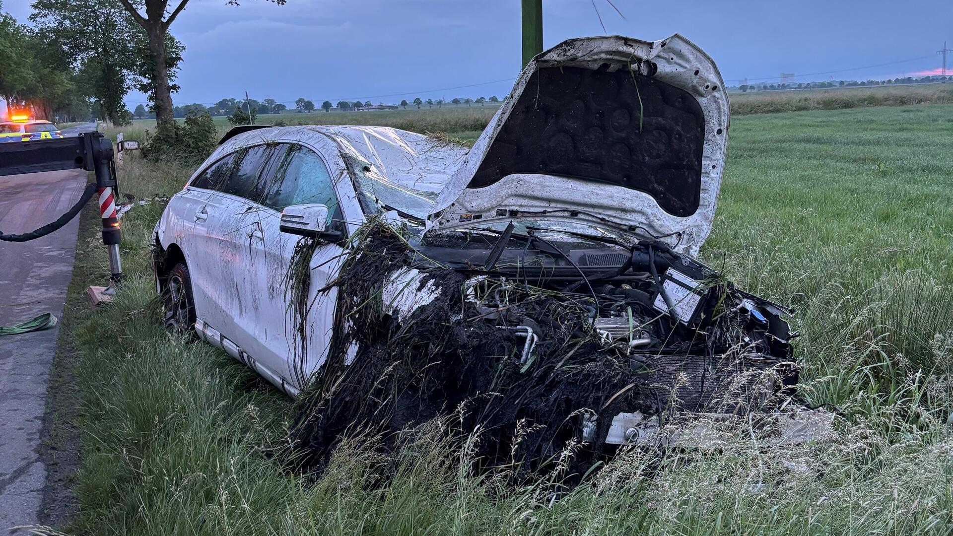 Der Fahrer dieses Autos kam nach rechts von der Straße ab und verlor die Kontrolle über den Wagen.