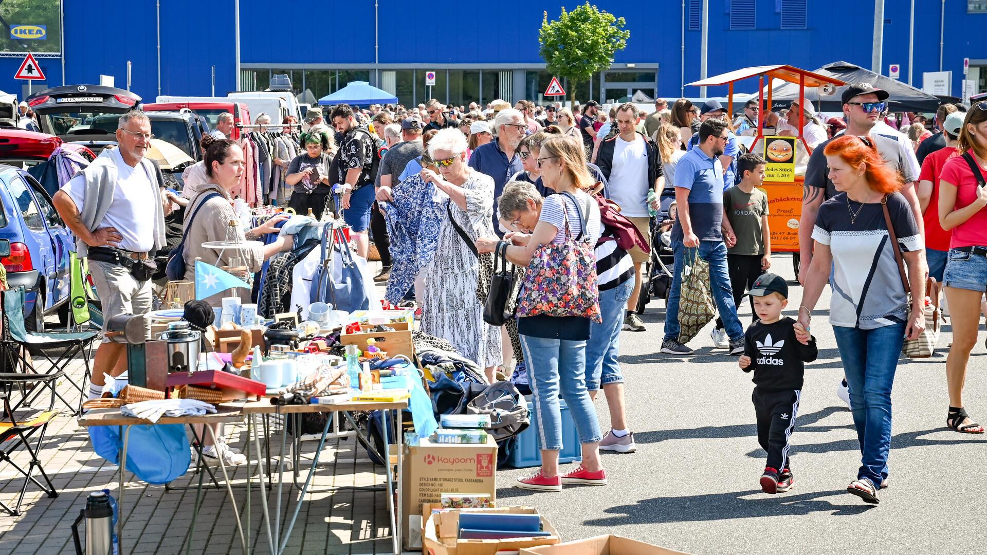 Der Flomaxx-Flohmarkt lockt viele Besucher auf den Ikea-Parkplatz am Bohmsiel.