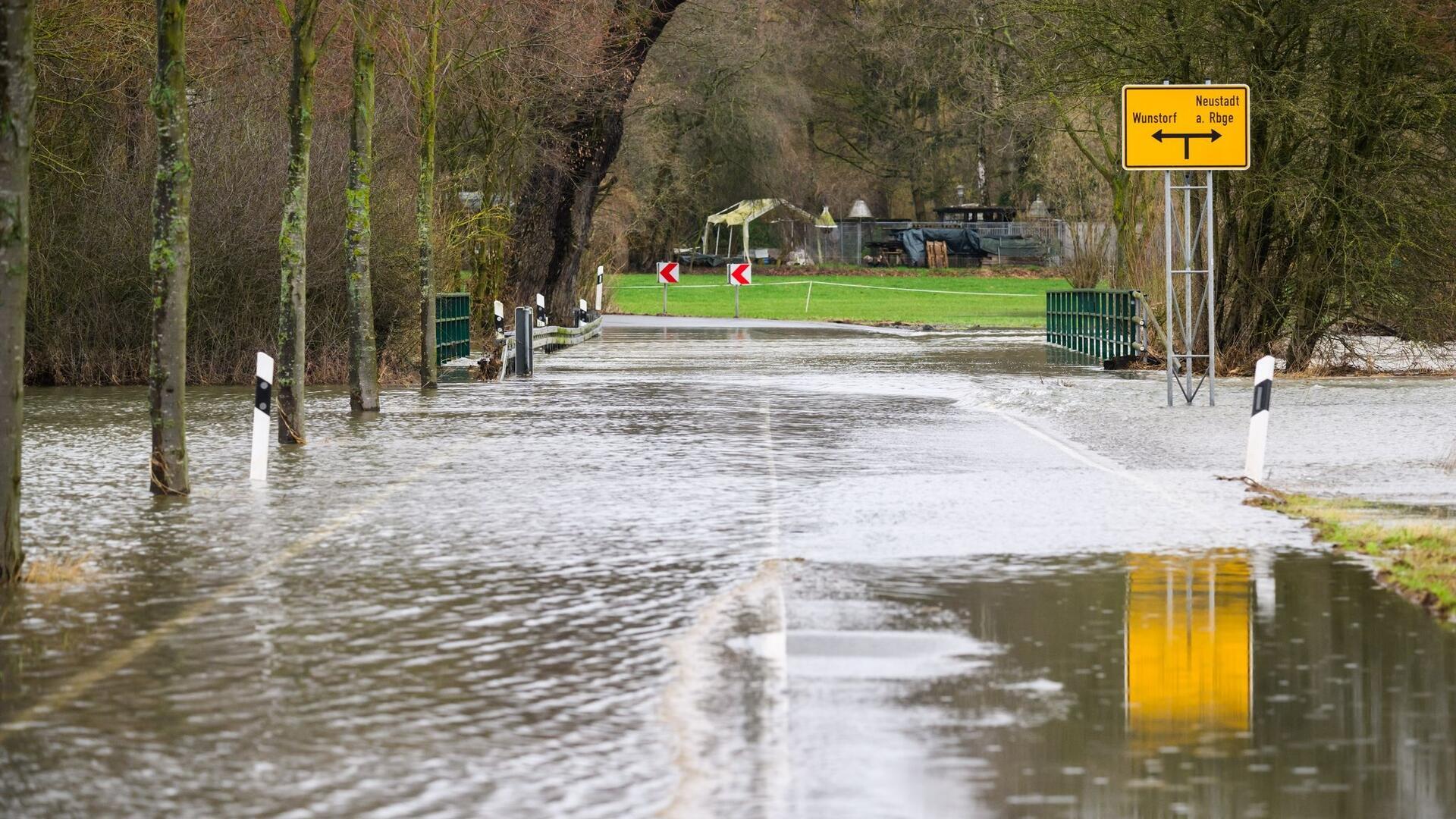 Der Fluss Leine überflutet eine Landstraße bei Bordenau in der Region Hannover. An mehreren Orten in Niedersachsen sind die Pegelstände einiger Flüsse weiterhin hoch.