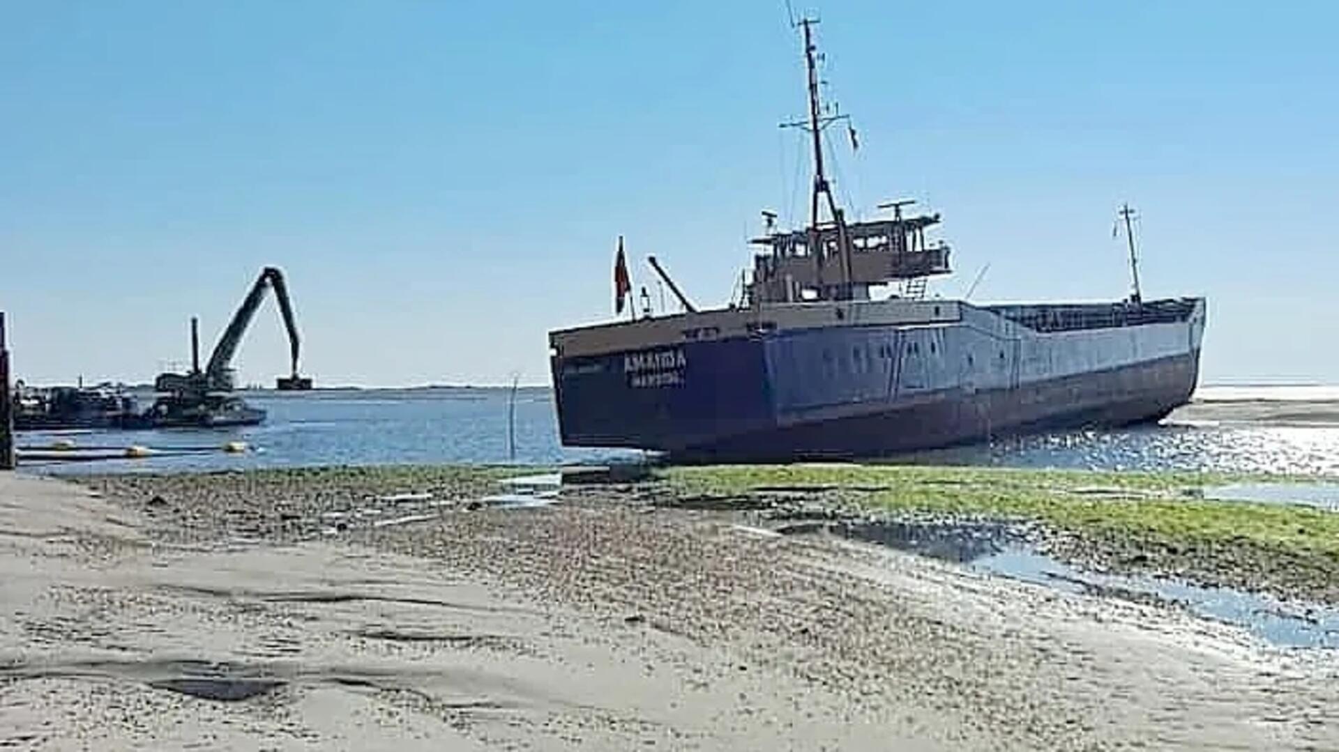 Der Frachter „Amanda“ lag quer vor der Hafenzufahrt Wangerooge.