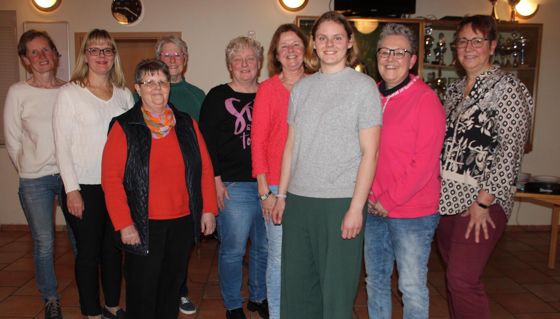 Der Frauenchor Wehdel hat eine neue Führungsspitze. Abby Birkenstock (Dritte von rechts) ist neue Vorsitzende und löste Antje Schütte (Vierte von rechts) ab. Auch sonst gab es einige Veränderungen im Vorstand.