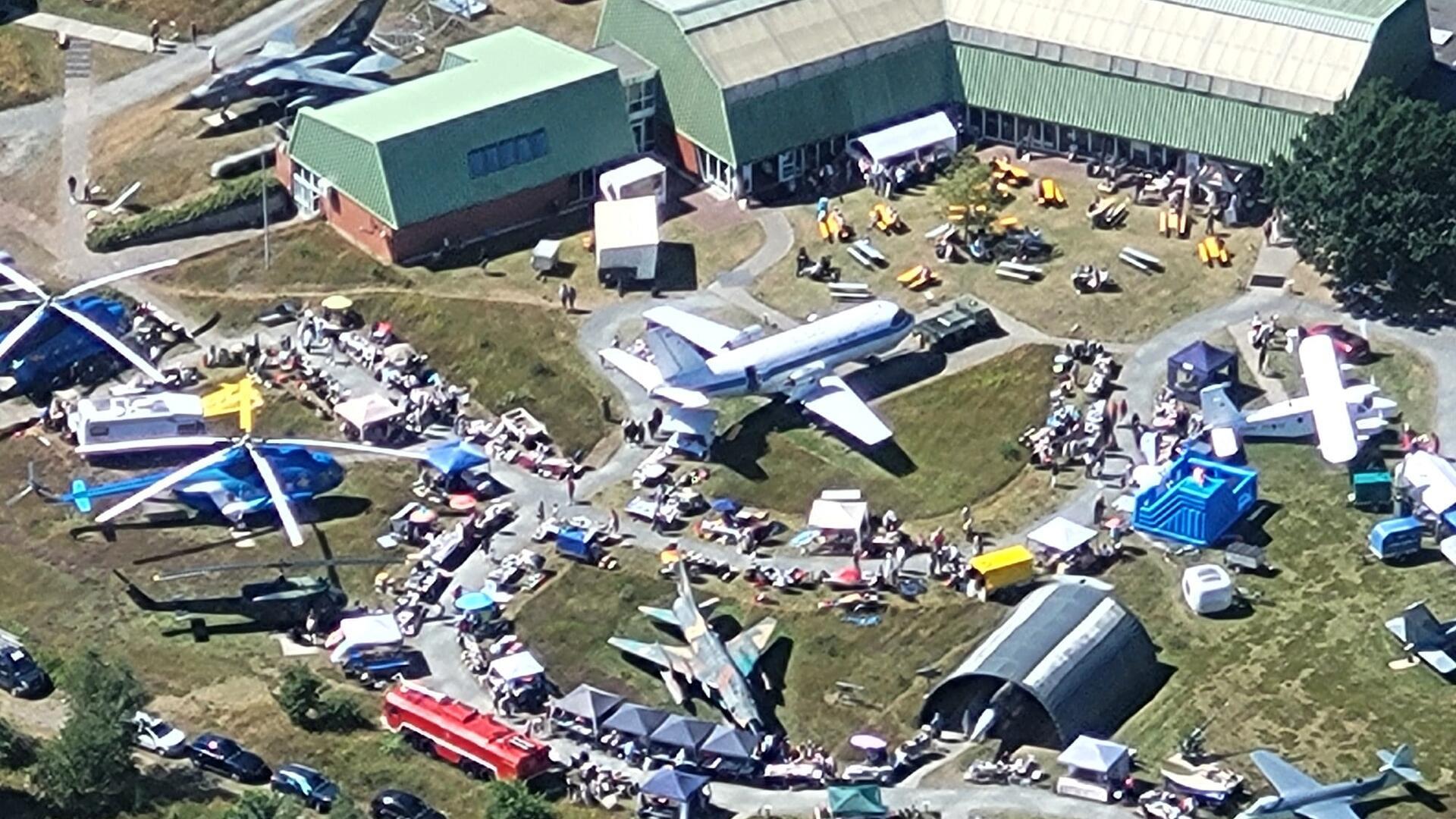 Einmal im Jahr veranstaltet das Aeronauticum auf seinem Gelände in Nordholz (Landkreis Cuxhaven) einen Freiluftflohmarkt zwischen historischen Militärmaschinen.