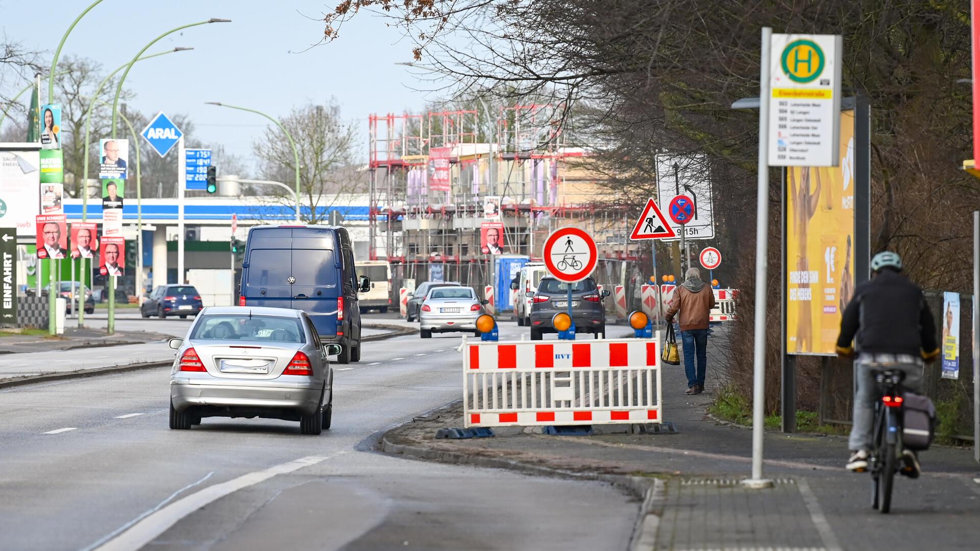 Der Fuß- und Radweg an der Stresemann- zwischen Eisenbahn- und Spadener Straße ist schon Monate wegen eines fast stillgelegten Bauvorhabens gesperrt.