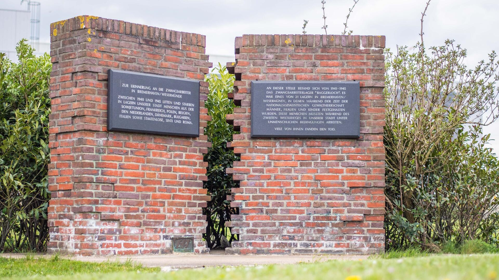 Der Gedenkstein aus rotem Klinker erinnert an das Leid der Zwangsarbeiter, die bis Kriegsende 1945 im Fischereihafen arbeitenmussten. Es steht an der Ecke Am Baggerloch/Kühlhausstraße.