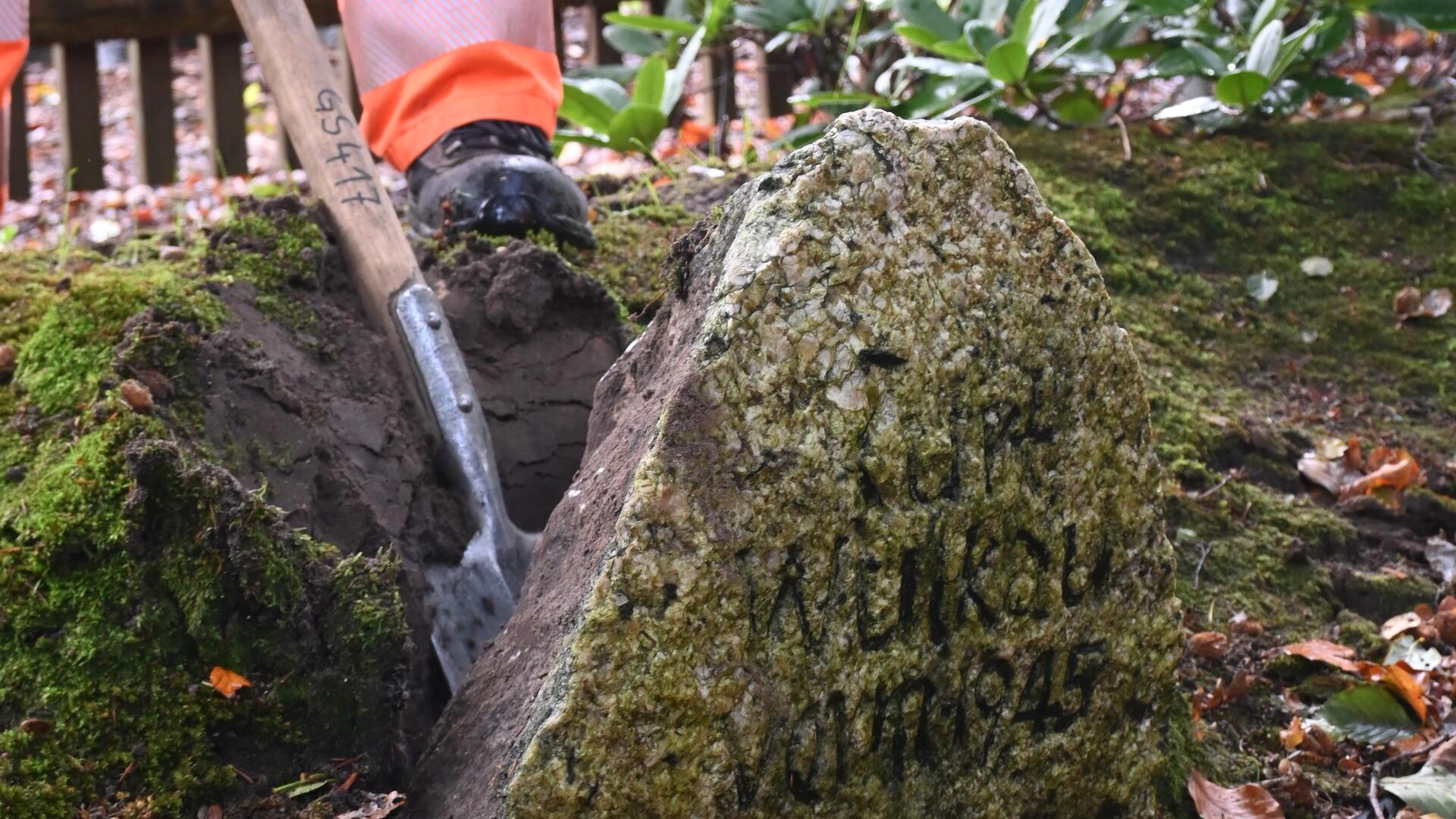 Ein Gedenkstein wird umgehauen. 