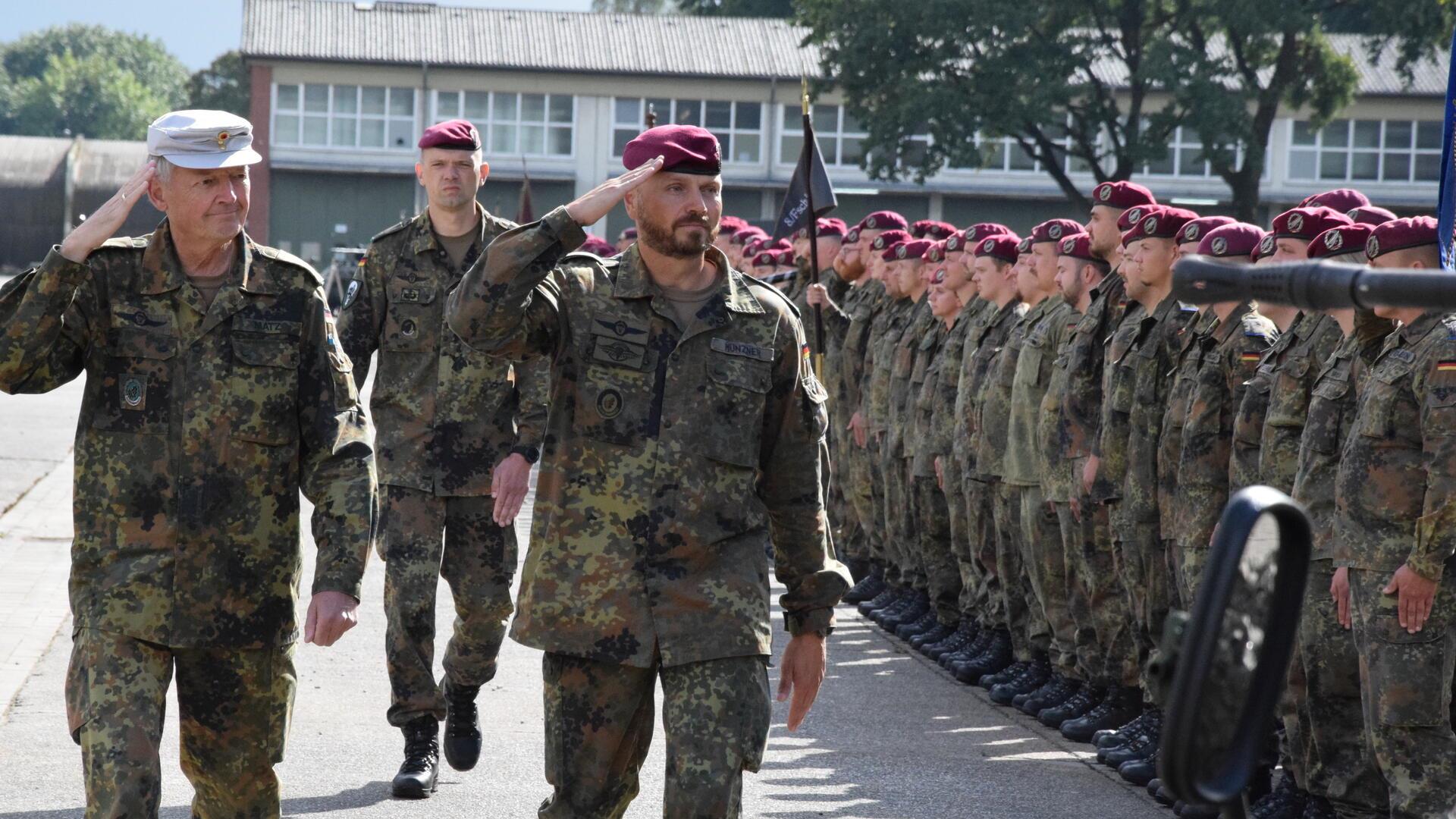 Der General der Infanterie, Michael Matz (links) beim Abschreiten der Front mit dem Kommandeur des Fallschirmjägerregiments 31. Oberstleutnant, Maik Münzner (rechts). Im Hintergrund der verabschiedete stellvertretende Kommandeur, Oberstleutnant Mirko Bindewald.