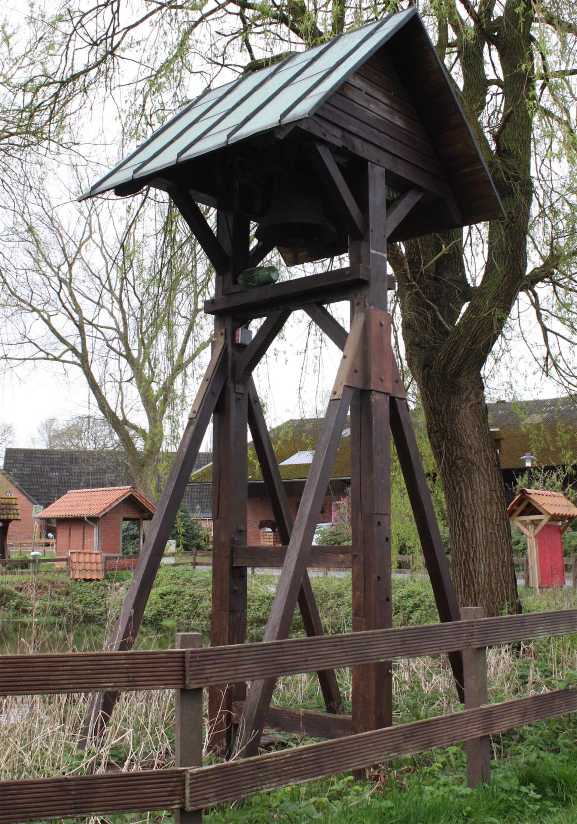 Der Glockenturm am Kassebrucher Dorfteich mit der historischen Glocke aus der Hagener Burg.