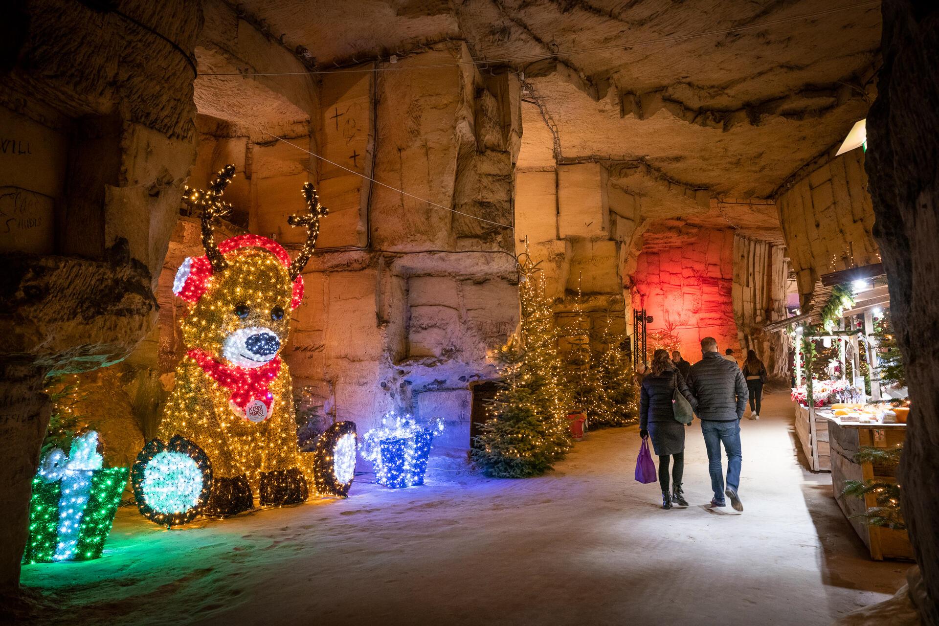 Der Grotten-Weihnachtsmarkt in der Gemeindegrotte Valkenburg ist der größte seiner Art in Europa.