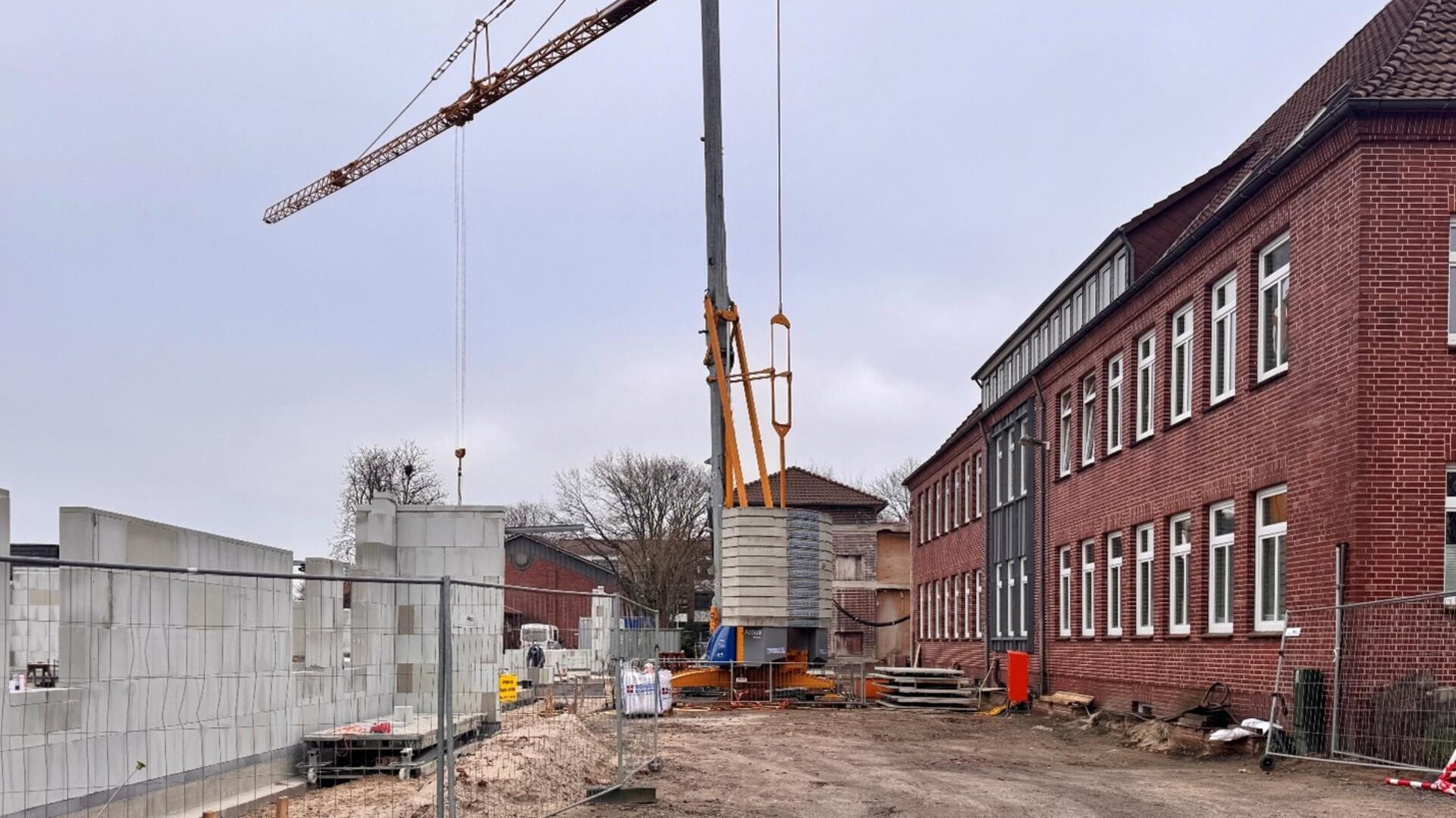 Blick auf die Baustelle bei der Grundschule. 