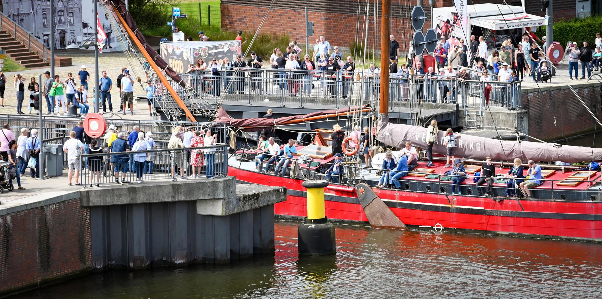 Schiff im Hafen. 