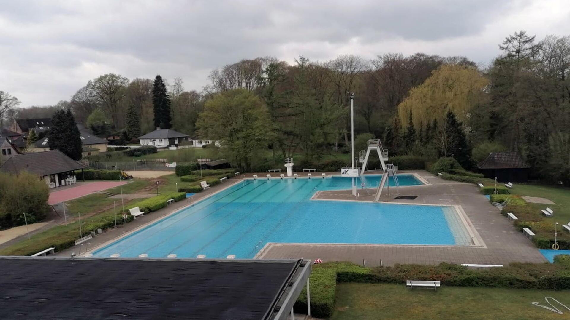 Blick von oben auf das Freibad. 