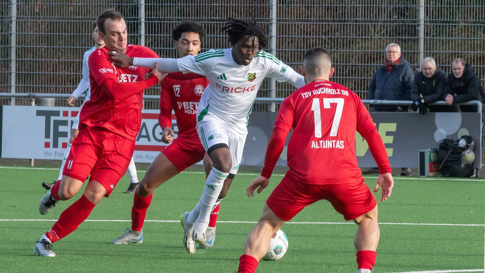 Der Heeslinger Angreifer Abdul Gafar sorgte im Spiel gegen Buchholz 08 immer wieder für Gefahr.