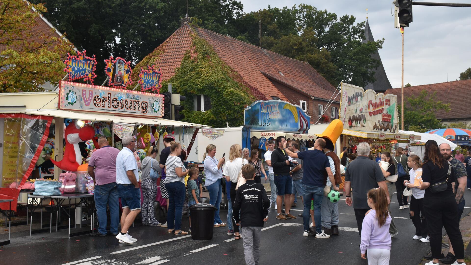 Menschen laufen auf einem Markt.