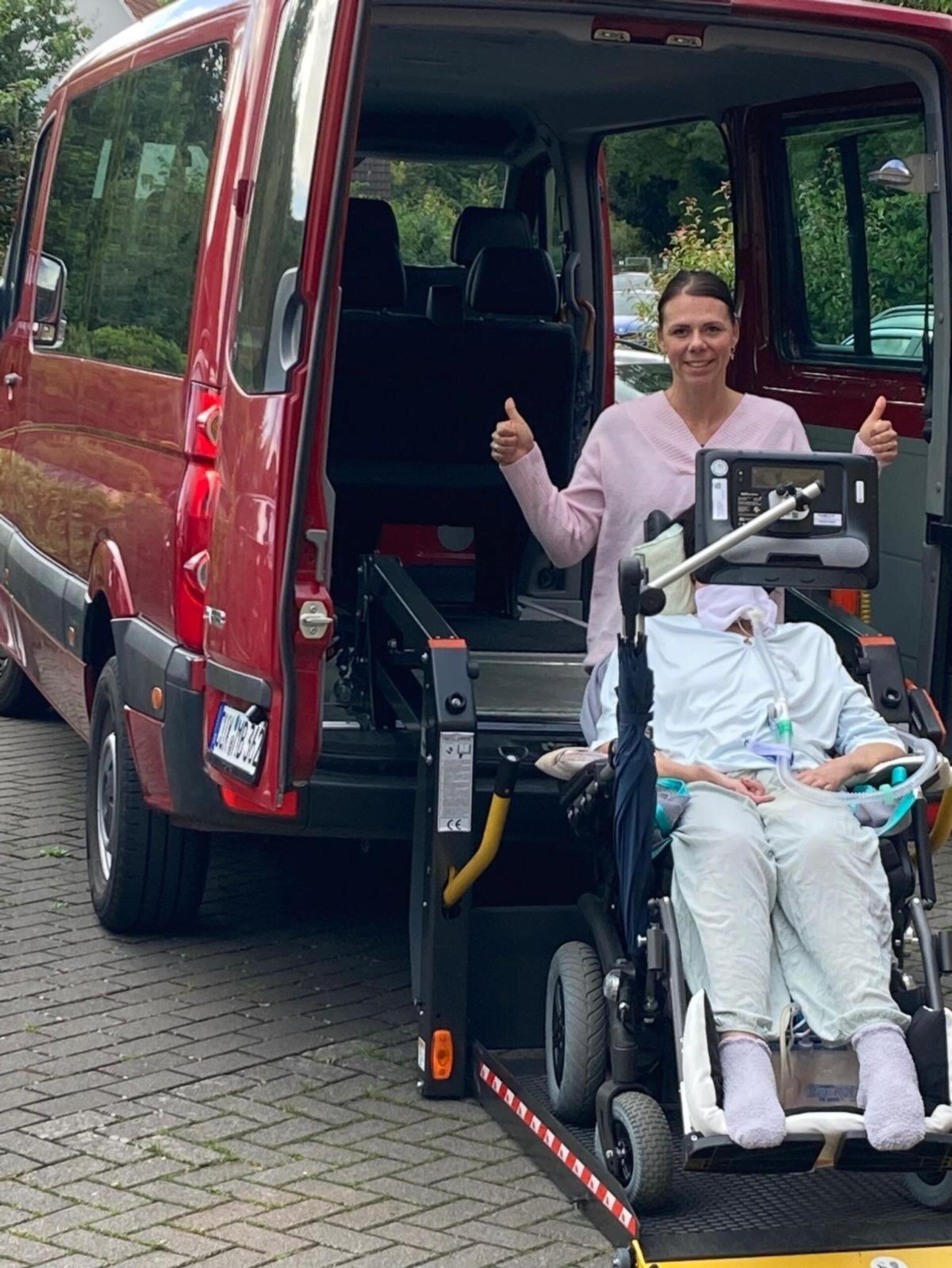 Der Herzenswunsch der schwerkranken 62-jährigen Hagenerin Martina Brüning ist in Erfüllung gegangen. Dank einer Spendenaktion konnte jetzt ein VW Crafter mit Hebebühne finanziert werden. Jetzt kann sie zusammen mit ihrer Tochter Svenja Ulrich Ausfahrten unternehmen.