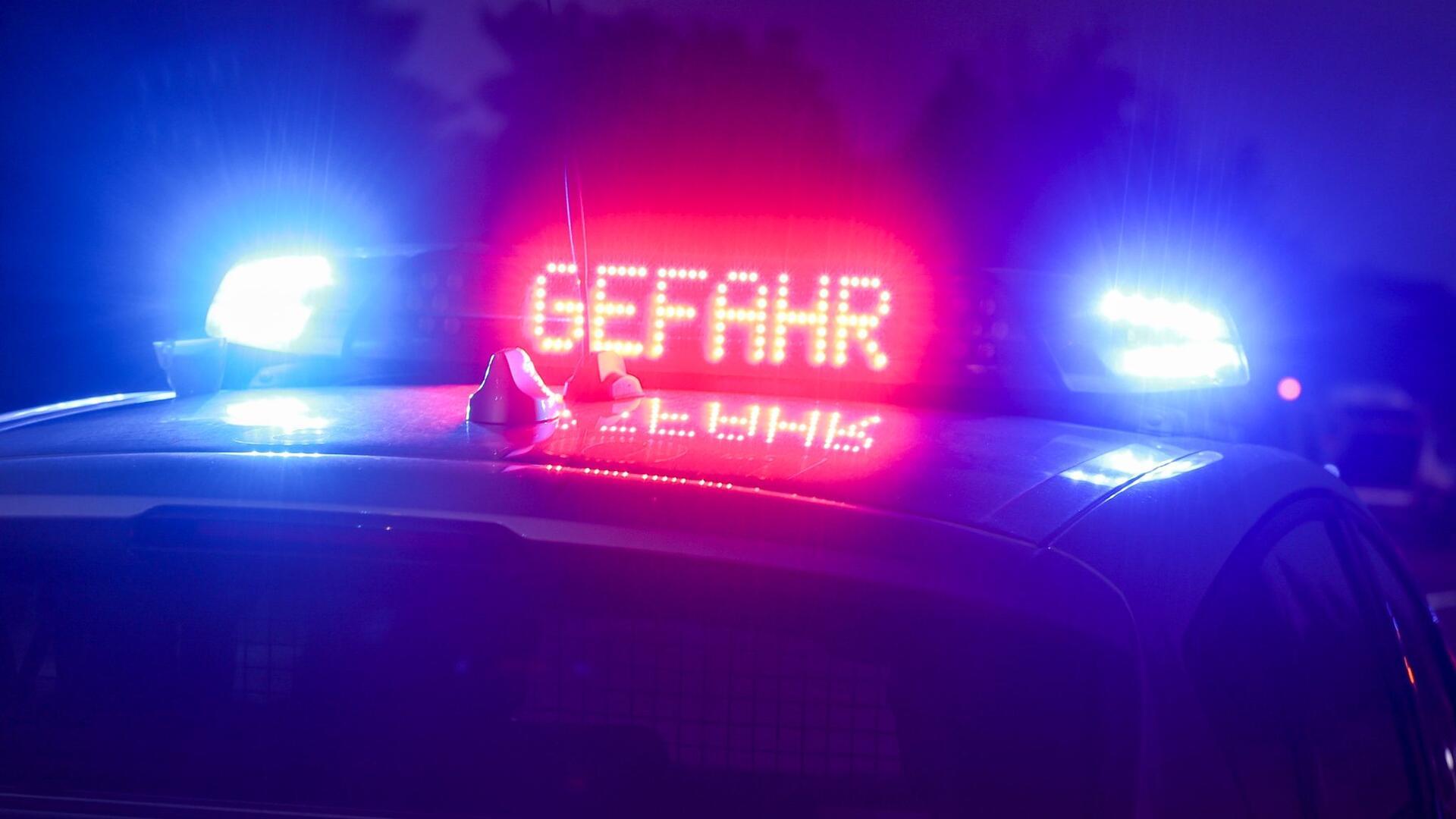 Der Hinweis „Gefahr“ leuchtet auf dem Dach eines Einsatzwagens der Polizei.