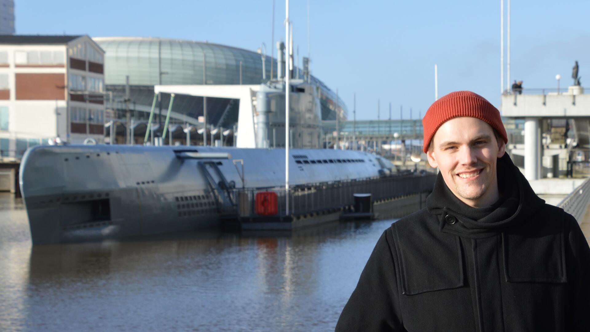 Der Historiker Nils Theinert vor der „Wilhelm Bauer“.